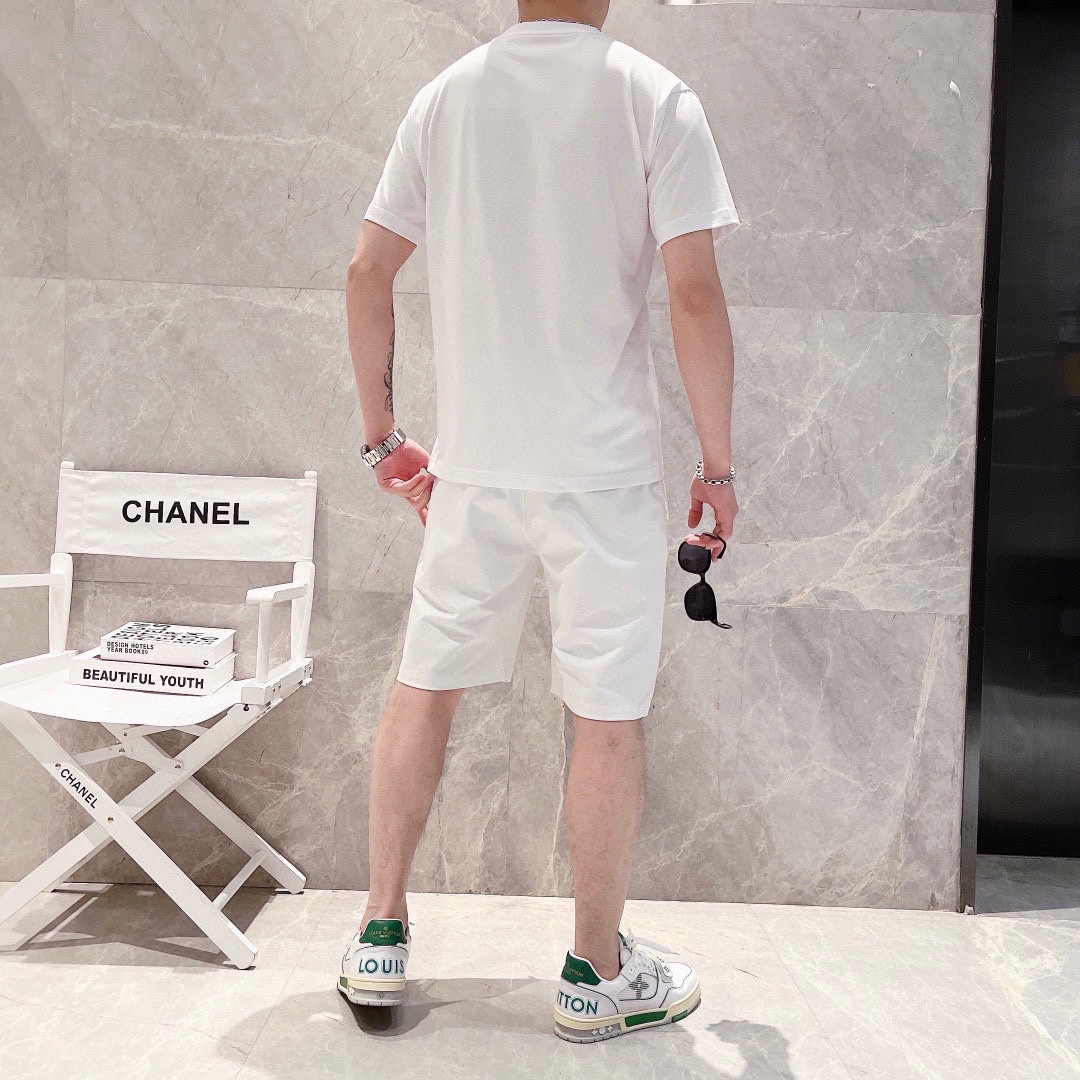 Chanel 品牌【CHANEL香奈儿】 2025新款男士短袖短裤套装 销售 市面高端版本 手感细腻柔软 让你穿着更加舒适 立体裁剪版型超赞 尺码:M-5XL下单请报身高体重