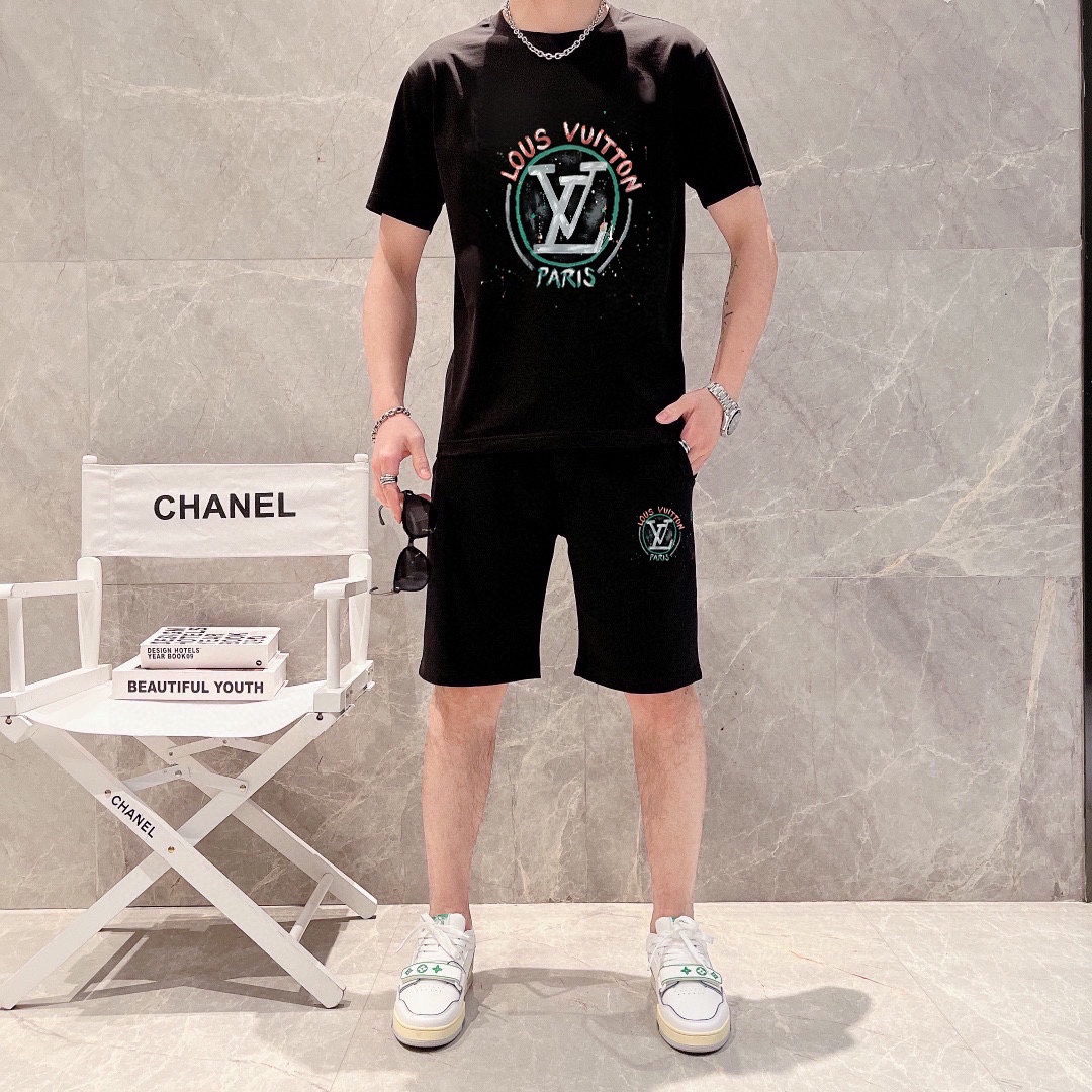 Louis Vuitton 品牌【LV路易威登】 2025新款男士短袖短裤套装 销售 市面高端版本 手感细腻柔软 让你穿着更加舒适 立体裁剪版型超赞 尺码:M-5XL下单请报身高体重