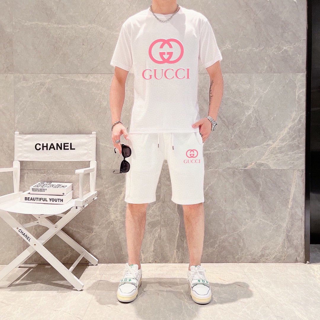 Gucci 品牌【GUCCI 古奇】 2025新款男士短袖短裤套装 销售 市面高端版本 手感细腻柔软 让你穿着更加舒适 立体裁剪版型超赞 尺码:M-5XL下单请报身高体重