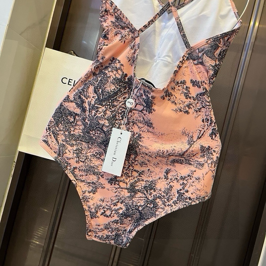 。

Dior迪奥2024官方新款连体泳衣比基尼，S M L XL