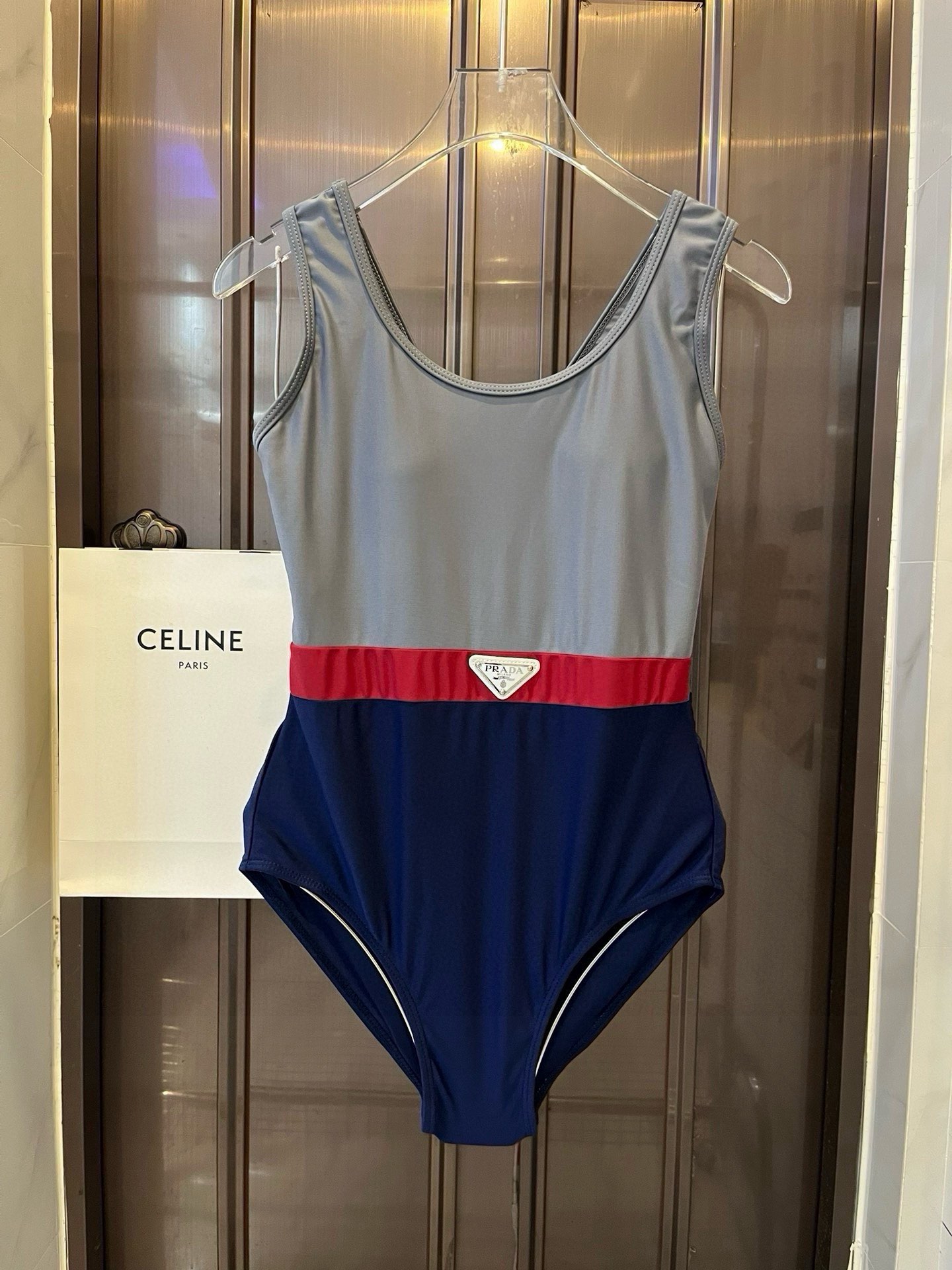 。
PRADA普拉达新款连体泳衣  😍🥰适合多种场景的游泳衣🏊‍♀️海边 游泳池 温泉 水上乐园 漂流都