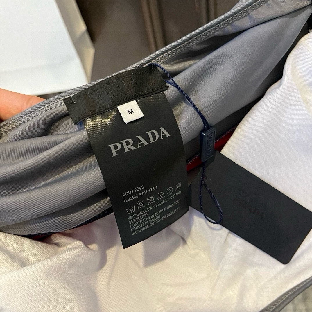 。
PRADA普拉达新款连体泳衣  😍🥰适合多种场景的游泳衣🏊‍♀️海边 游泳池 温泉 水上乐园 漂流都