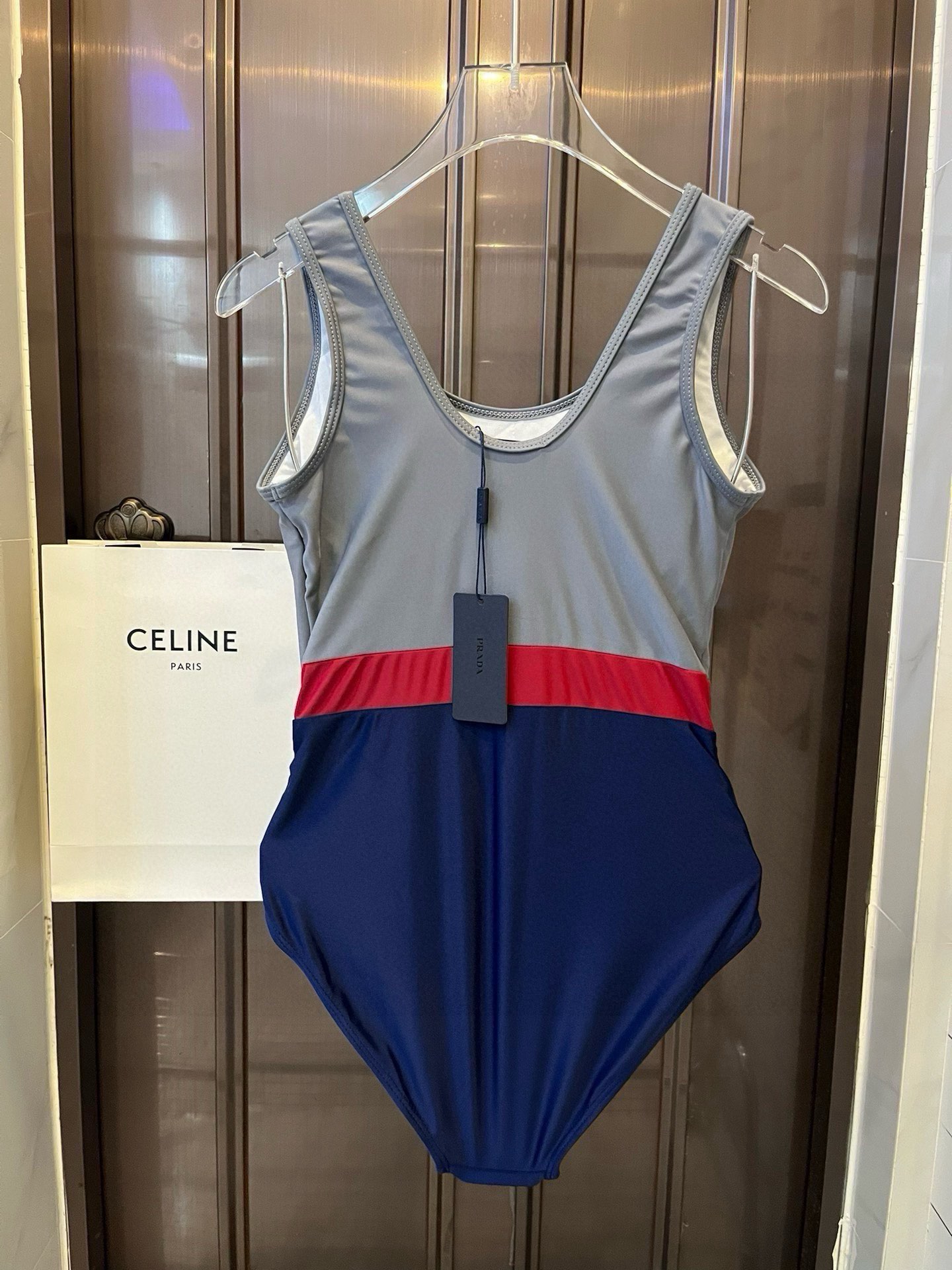 。
PRADA普拉达新款连体泳衣  😍🥰适合多种场景的游泳衣🏊‍♀️海边 游泳池 温泉 水上乐园 漂流都