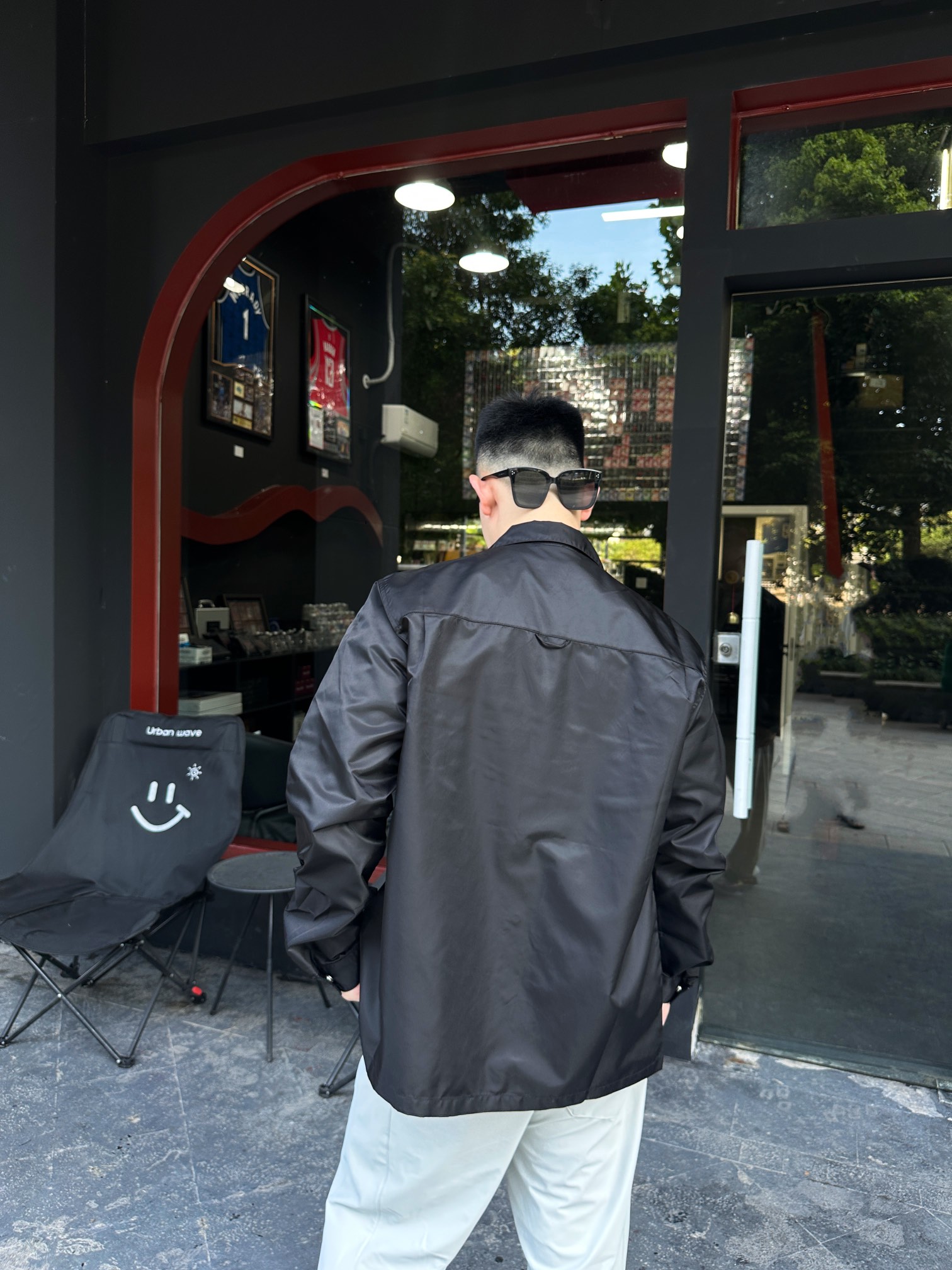 。Prada 三角标尼龙衬衫
定制再生尼龙料 触感如同末来科技 轻盈又坚韧 舒适贴肤 以纯粹之黑为底色 