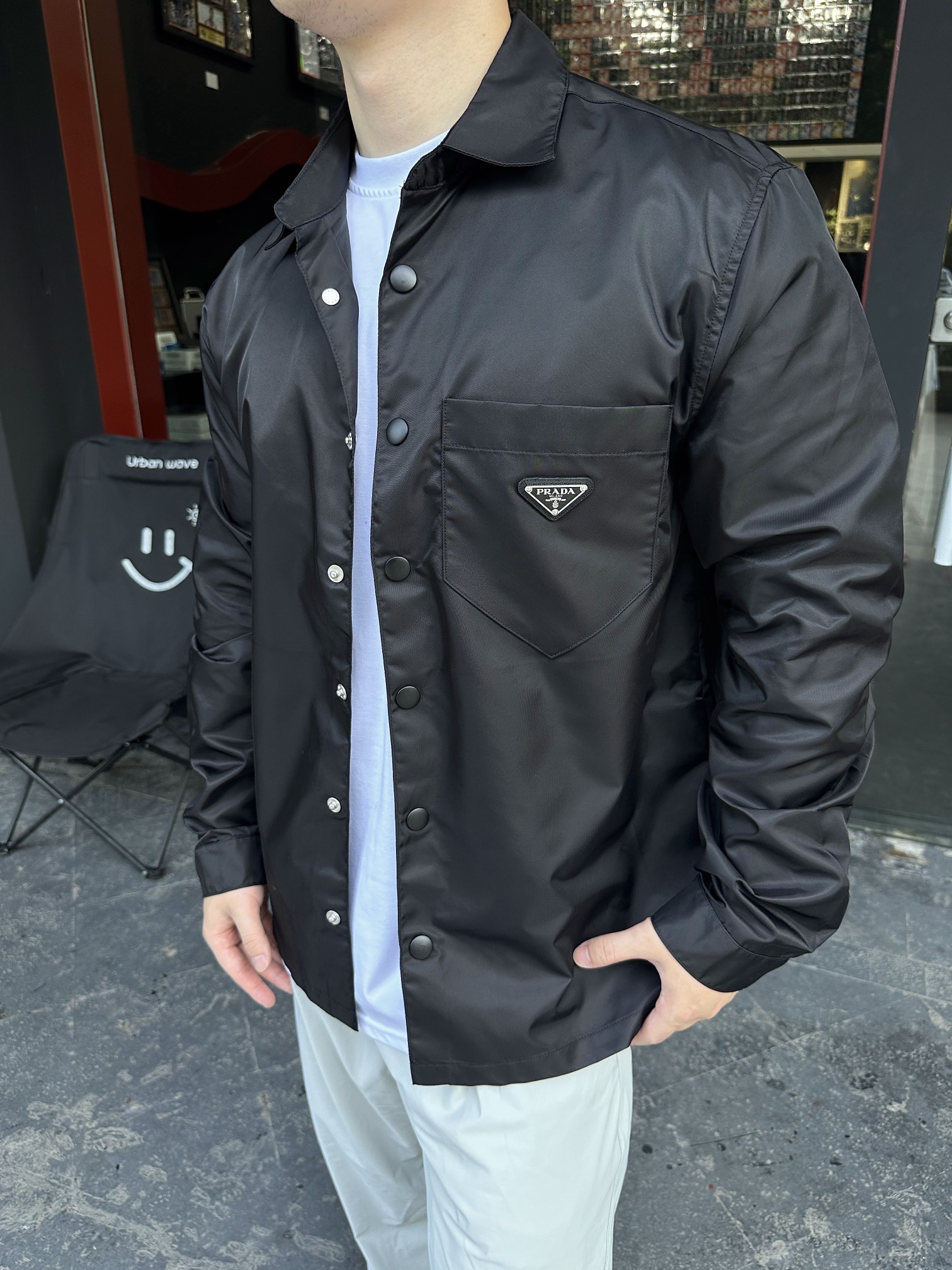 。Prada 三角标尼龙衬衫
定制再生尼龙料 触感如同末来科技 轻盈又坚韧 舒适贴肤 以纯粹之黑为底色 