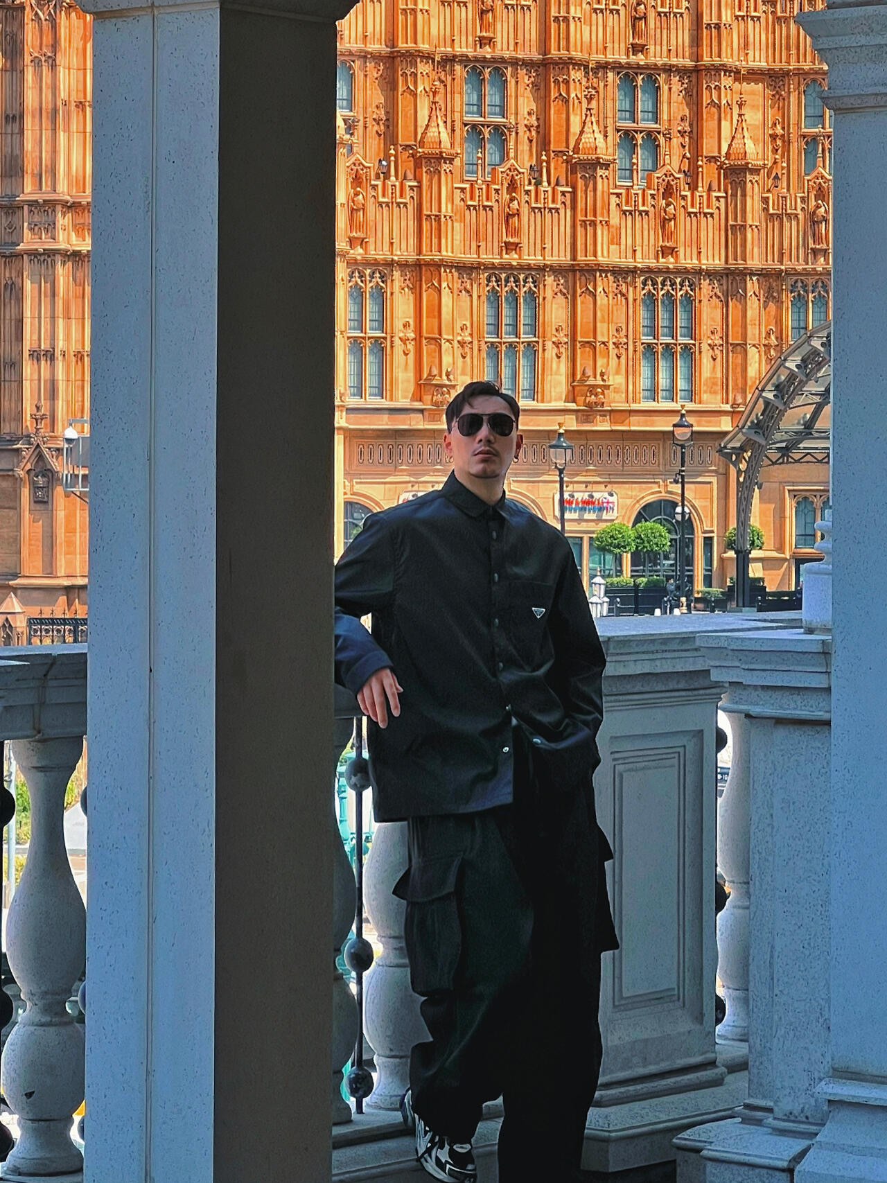 。Prada 三角标尼龙衬衫
定制再生尼龙料 触感如同末来科技 轻盈又坚韧 舒适贴肤 以纯粹之黑为底色 