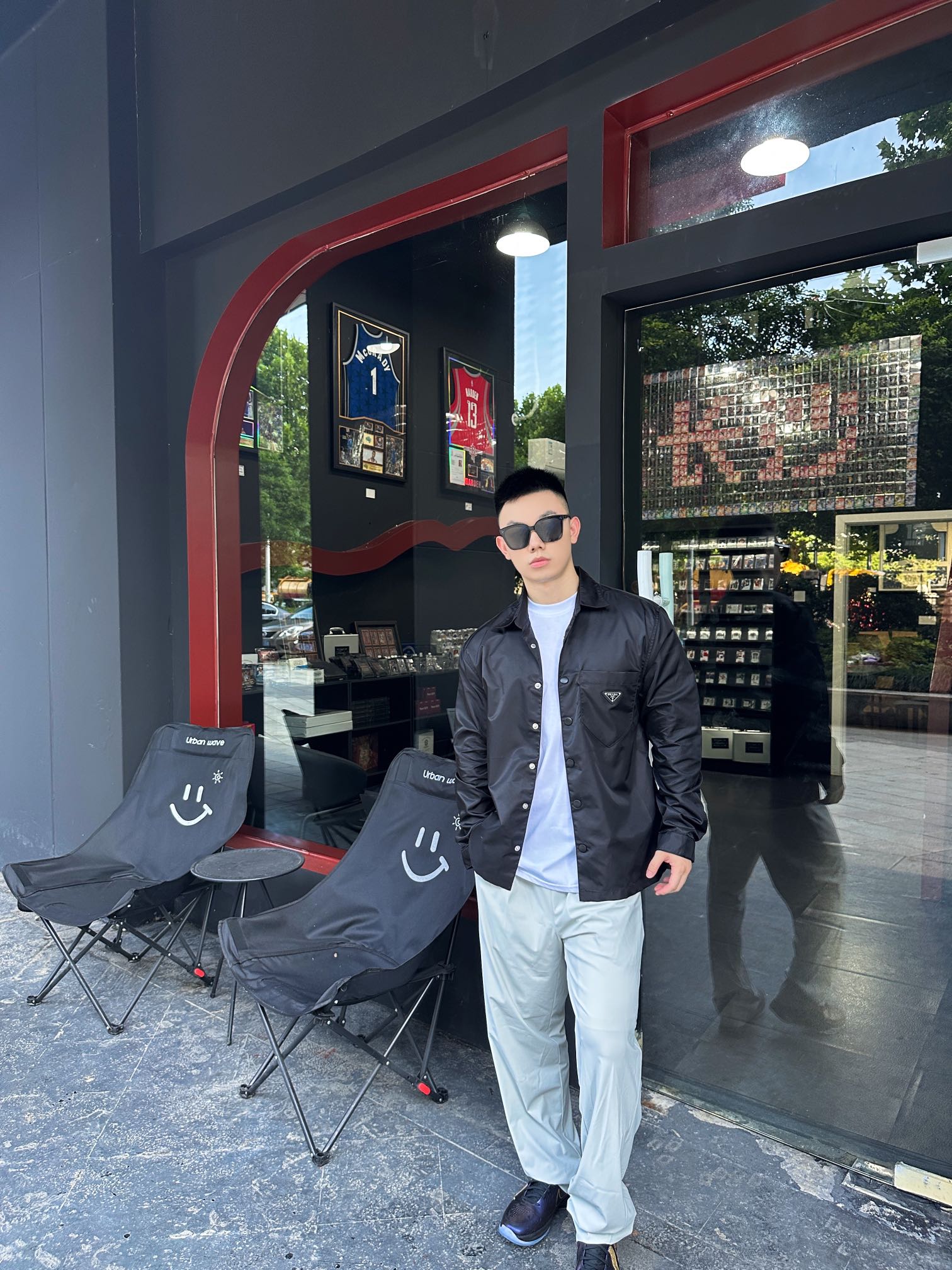 。Prada 三角标尼龙衬衫
定制再生尼龙料 触感如同末来科技 轻盈又坚韧 舒适贴肤 以纯粹之黑为底色 