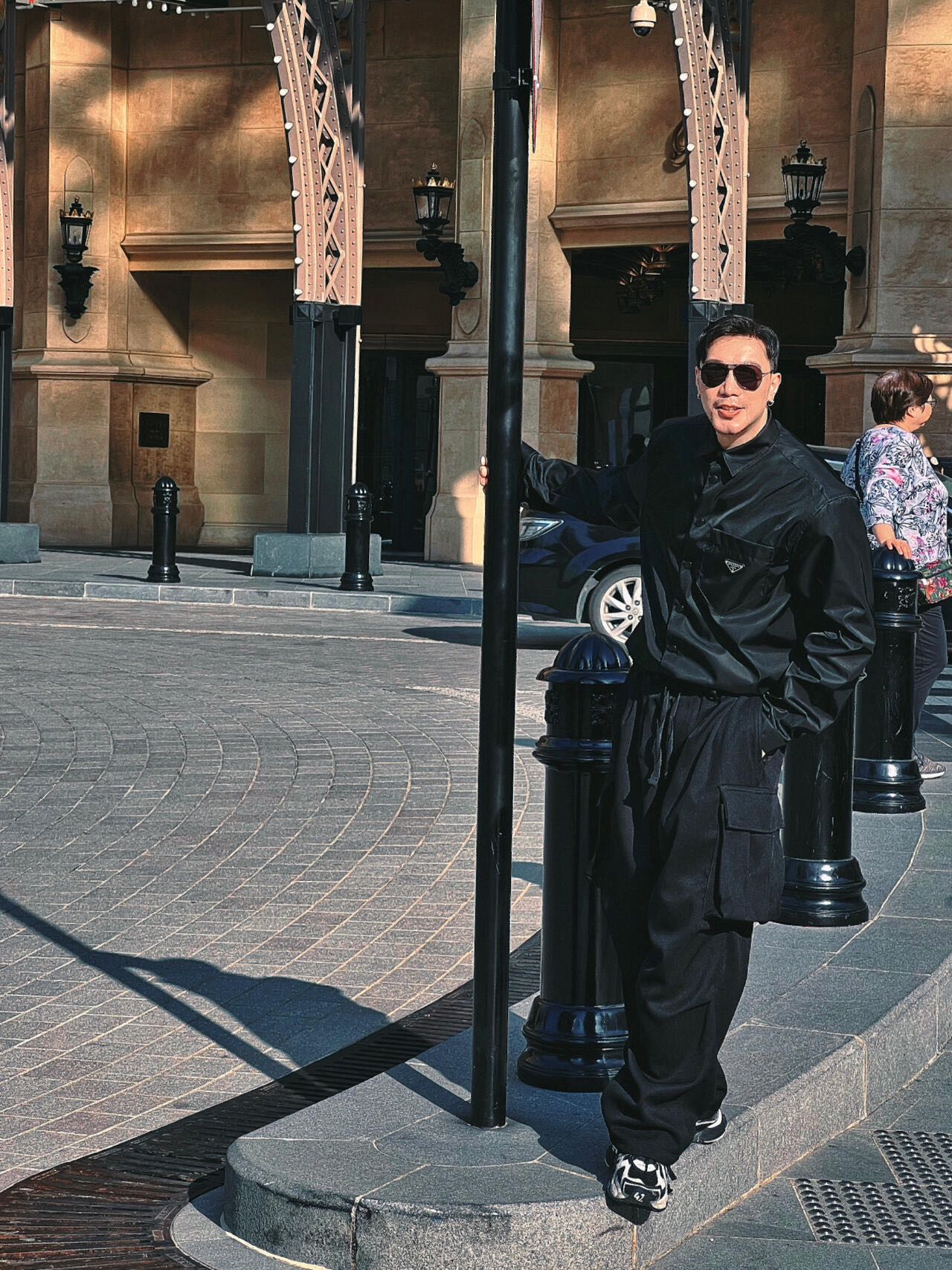 。Prada 三角标尼龙衬衫
定制再生尼龙料 触感如同末来科技 轻盈又坚韧 舒适贴肤 以纯粹之黑为底色 