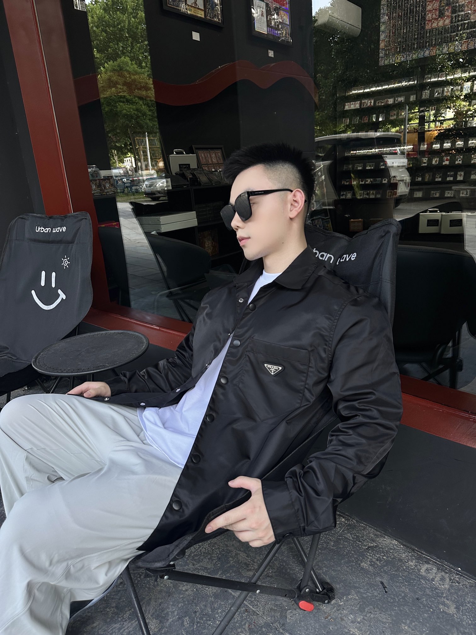 。Prada 三角标尼龙衬衫
定制再生尼龙料 触感如同末来科技 轻盈又坚韧 舒适贴肤 以纯粹之黑为底色 