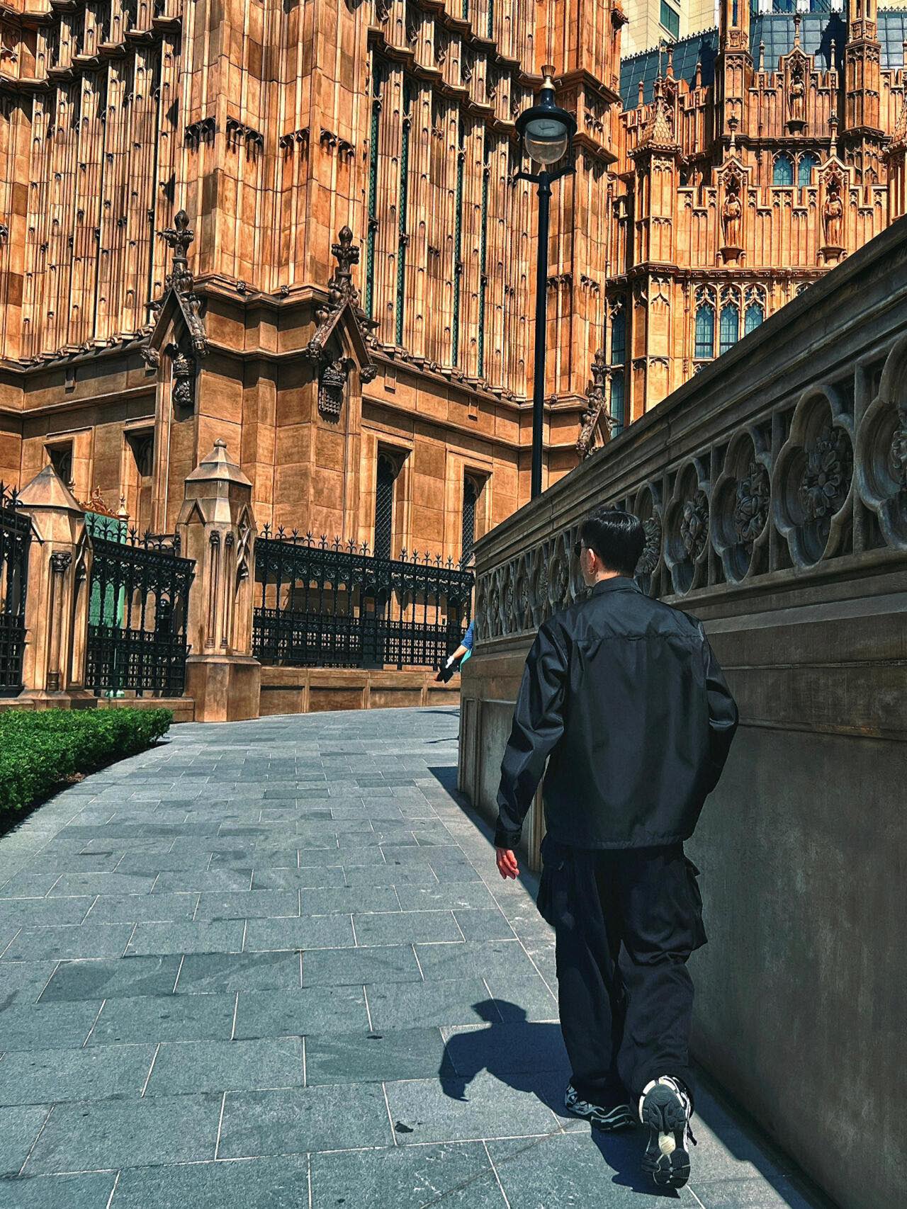 。Prada 三角标尼龙衬衫
定制再生尼龙料 触感如同末来科技 轻盈又坚韧 舒适贴肤 以纯粹之黑为底色 