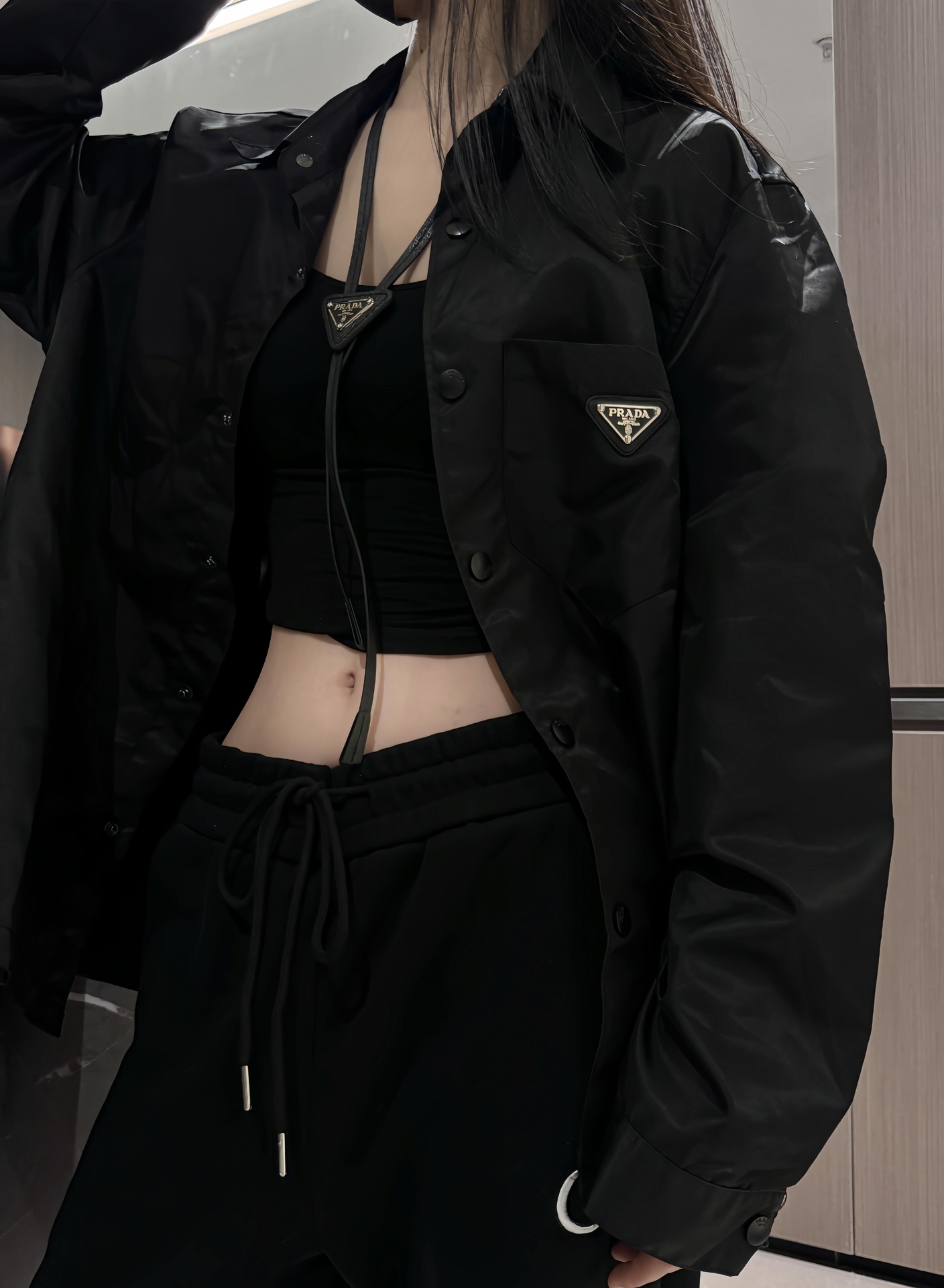 。Prada 三角标尼龙衬衫
定制再生尼龙料 触感如同末来科技 轻盈又坚韧 舒适贴肤 以纯粹之黑为底色 