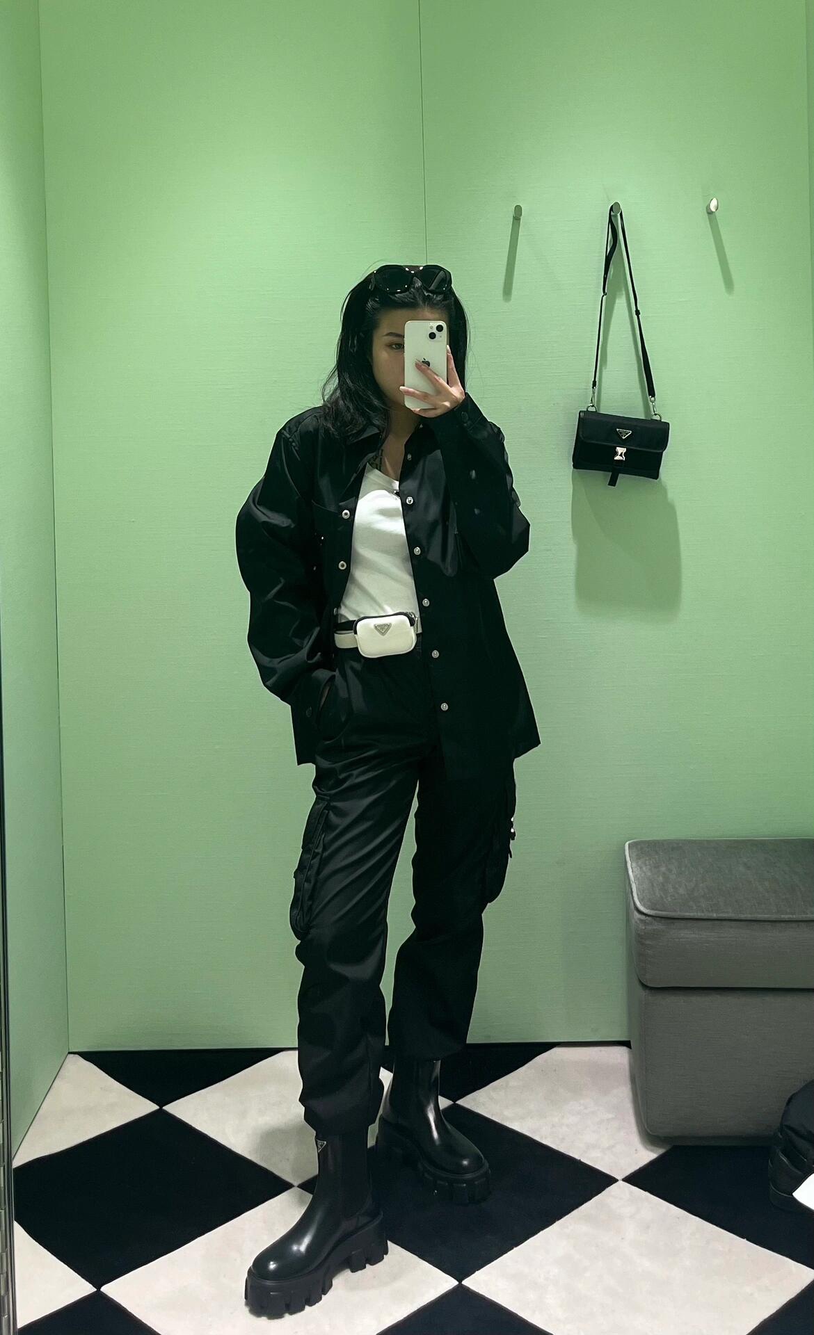 。Prada 三角标尼龙衬衫
定制再生尼龙料 触感如同末来科技 轻盈又坚韧 舒适贴肤 以纯粹之黑为底色 