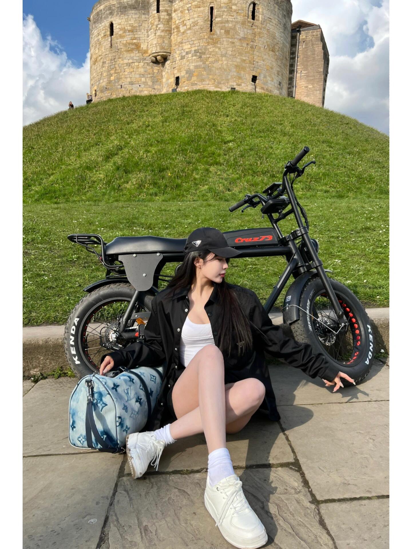 。Prada 三角标尼龙衬衫
定制再生尼龙料 触感如同末来科技 轻盈又坚韧 舒适贴肤 以纯粹之黑为底色 