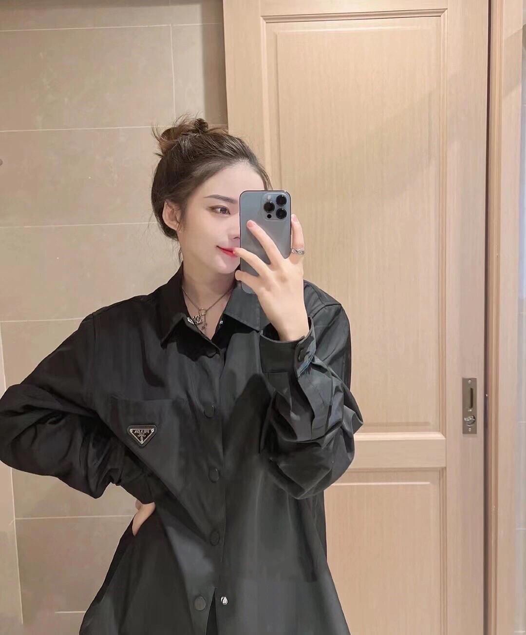 。Prada 三角标尼龙衬衫
定制再生尼龙料 触感如同末来科技 轻盈又坚韧 舒适贴肤 以纯粹之黑为底色 