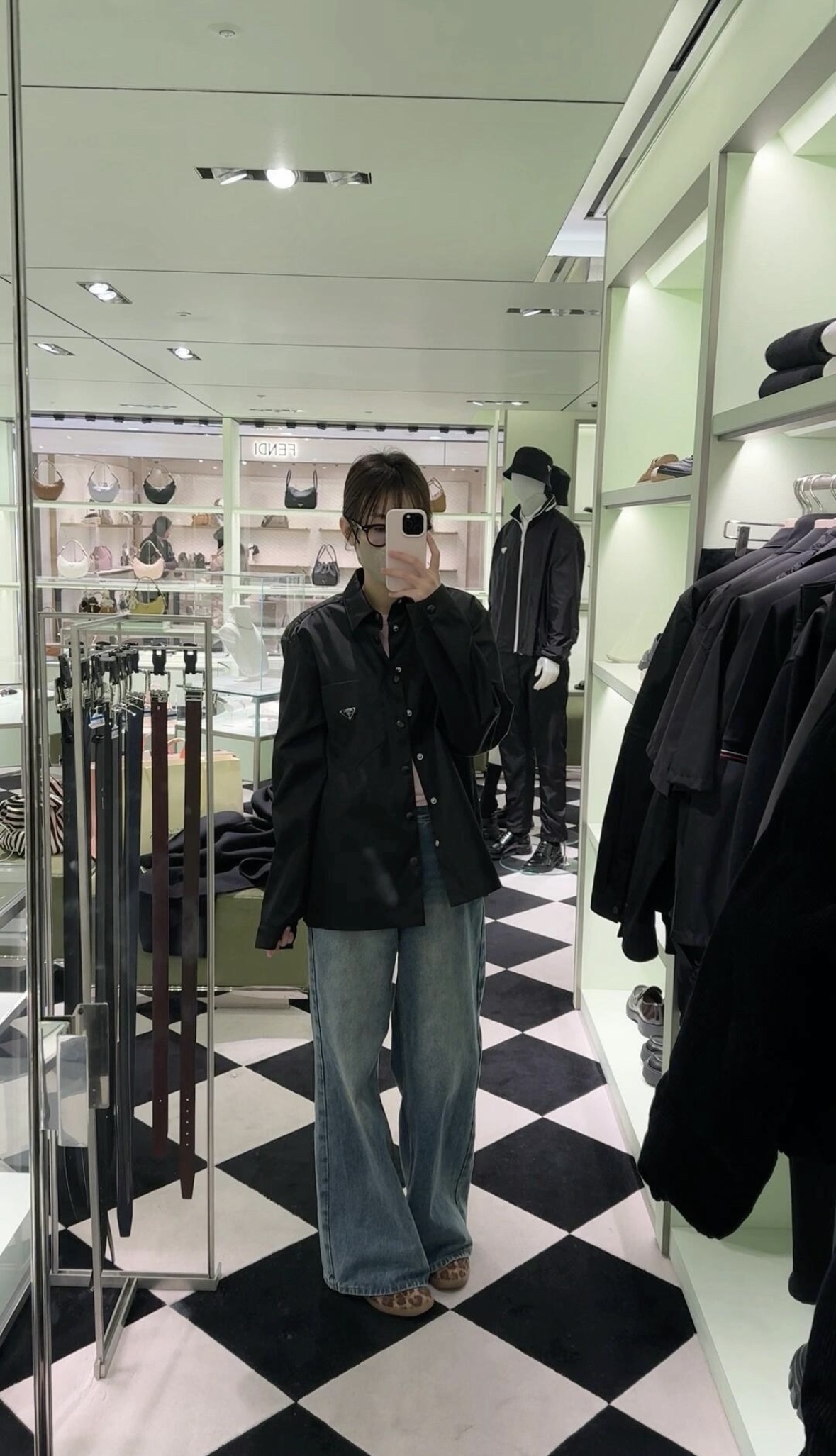 。Prada 三角标尼龙衬衫
定制再生尼龙料 触感如同末来科技 轻盈又坚韧 舒适贴肤 以纯粹之黑为底色 