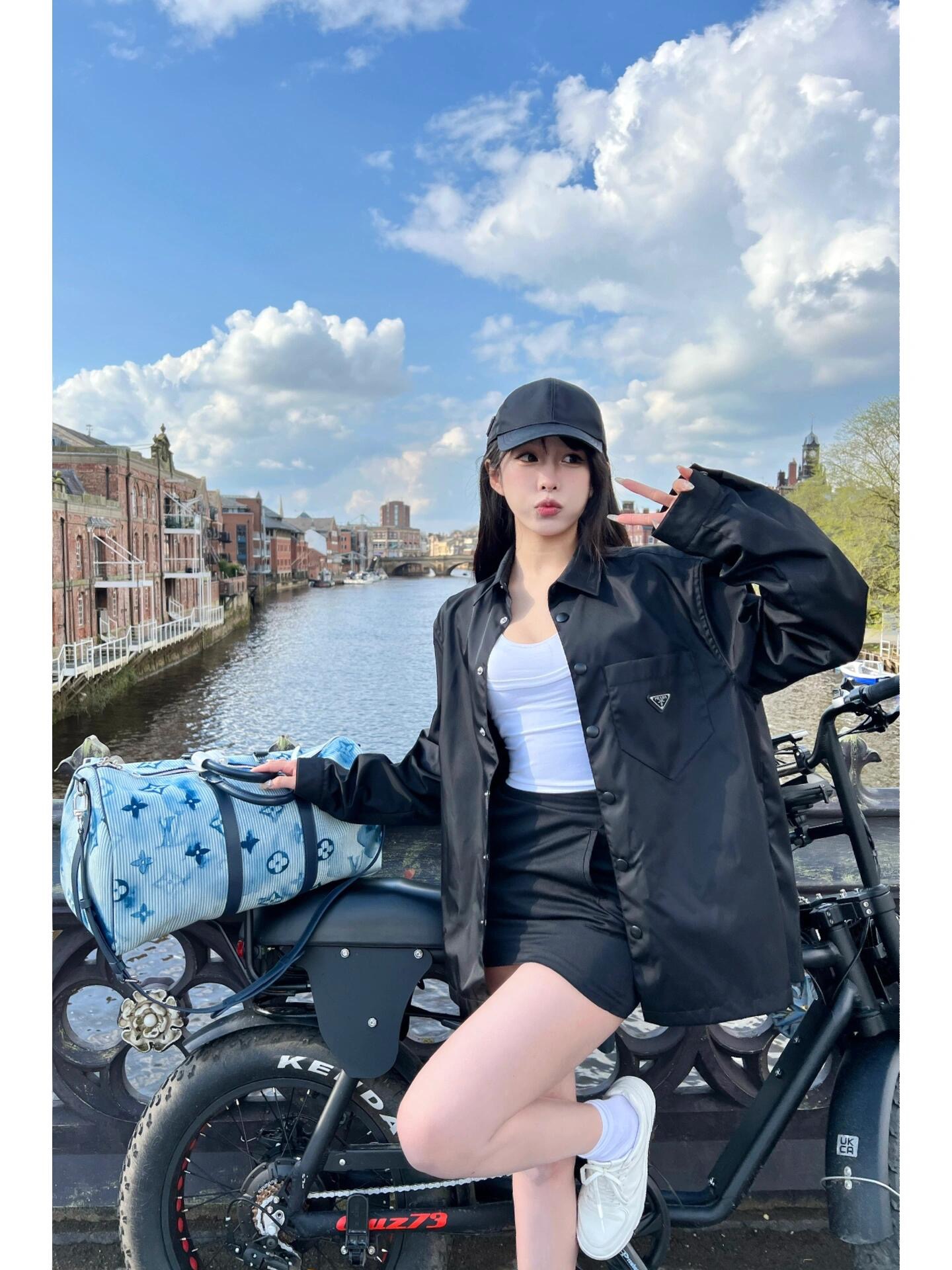 。Prada 三角标尼龙衬衫
定制再生尼龙料 触感如同末来科技 轻盈又坚韧 舒适贴肤 以纯粹之黑为底色 