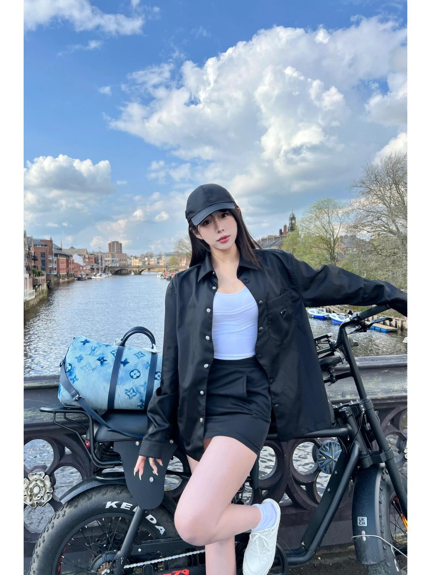 。Prada 三角标尼龙衬衫
定制再生尼龙料 触感如同末来科技 轻盈又坚韧 舒适贴肤 以纯粹之黑为底色 