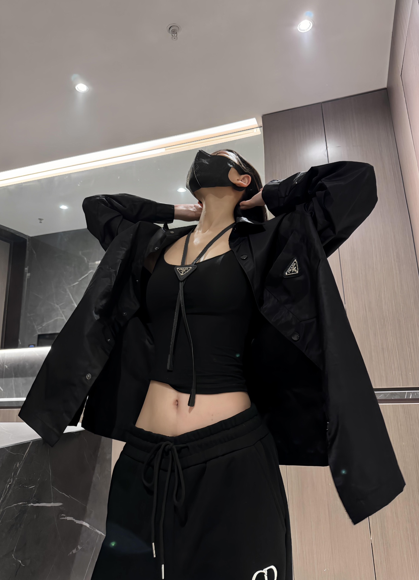 。Prada 三角标尼龙衬衫
定制再生尼龙料 触感如同末来科技 轻盈又坚韧 舒适贴肤 以纯粹之黑为底色 