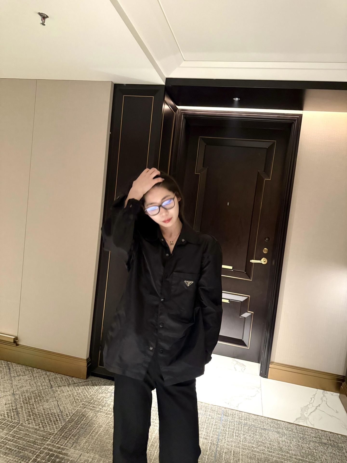 。Prada 三角标尼龙衬衫
定制再生尼龙料 触感如同末来科技 轻盈又坚韧 舒适贴肤 以纯粹之黑为底色 