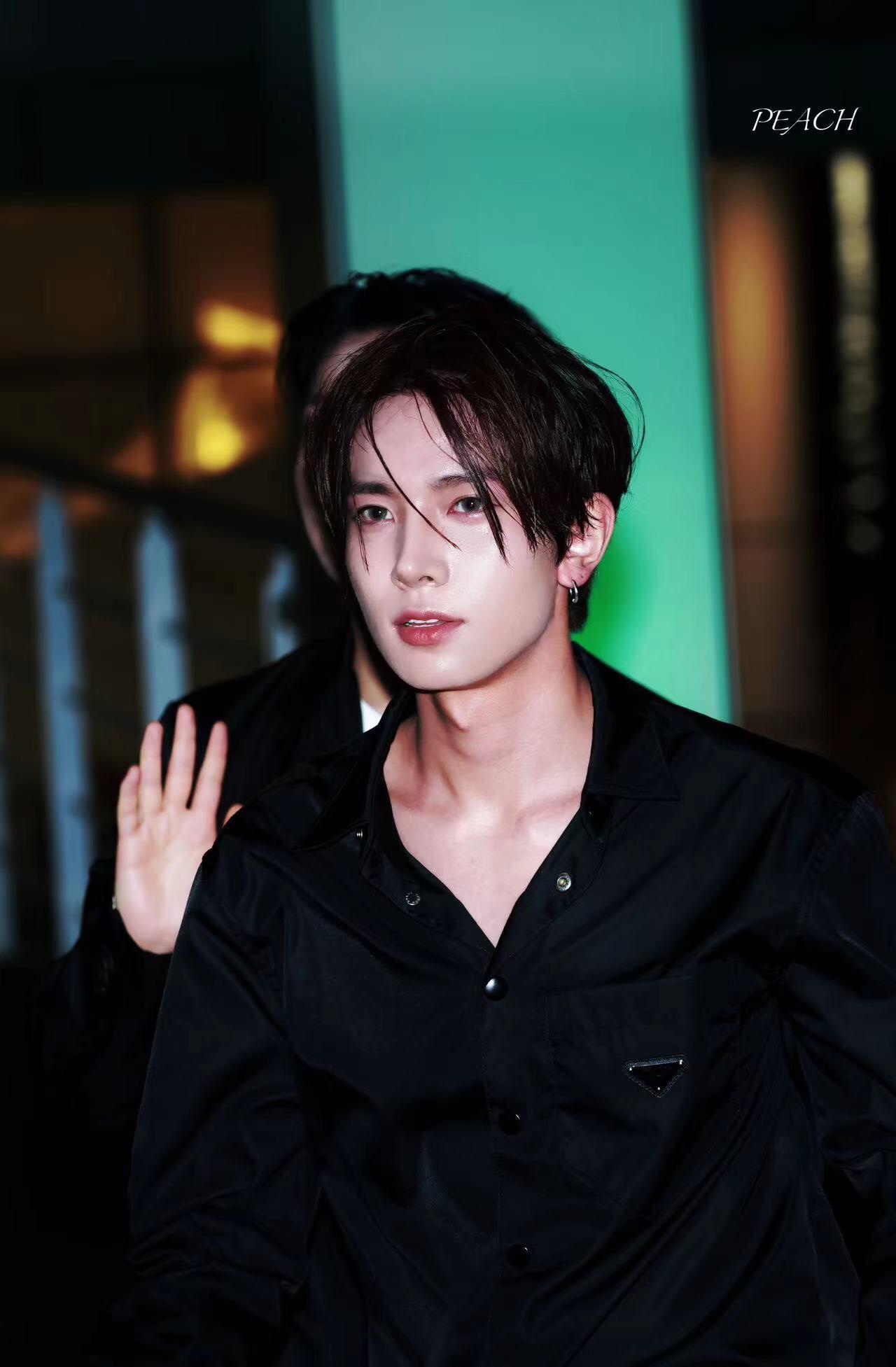 。Prada 三角标尼龙衬衫
定制再生尼龙料 触感如同末来科技 轻盈又坚韧 舒适贴肤 以纯粹之黑为底色 