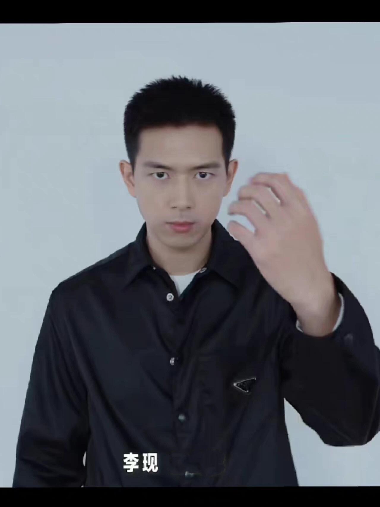 。Prada 三角标尼龙衬衫
定制再生尼龙料 触感如同末来科技 轻盈又坚韧 舒适贴肤 以纯粹之黑为底色 