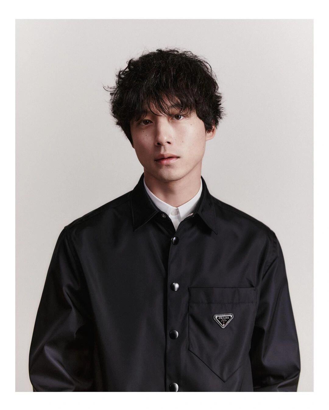 。Prada 三角标尼龙衬衫
定制再生尼龙料 触感如同末来科技 轻盈又坚韧 舒适贴肤 以纯粹之黑为底色 