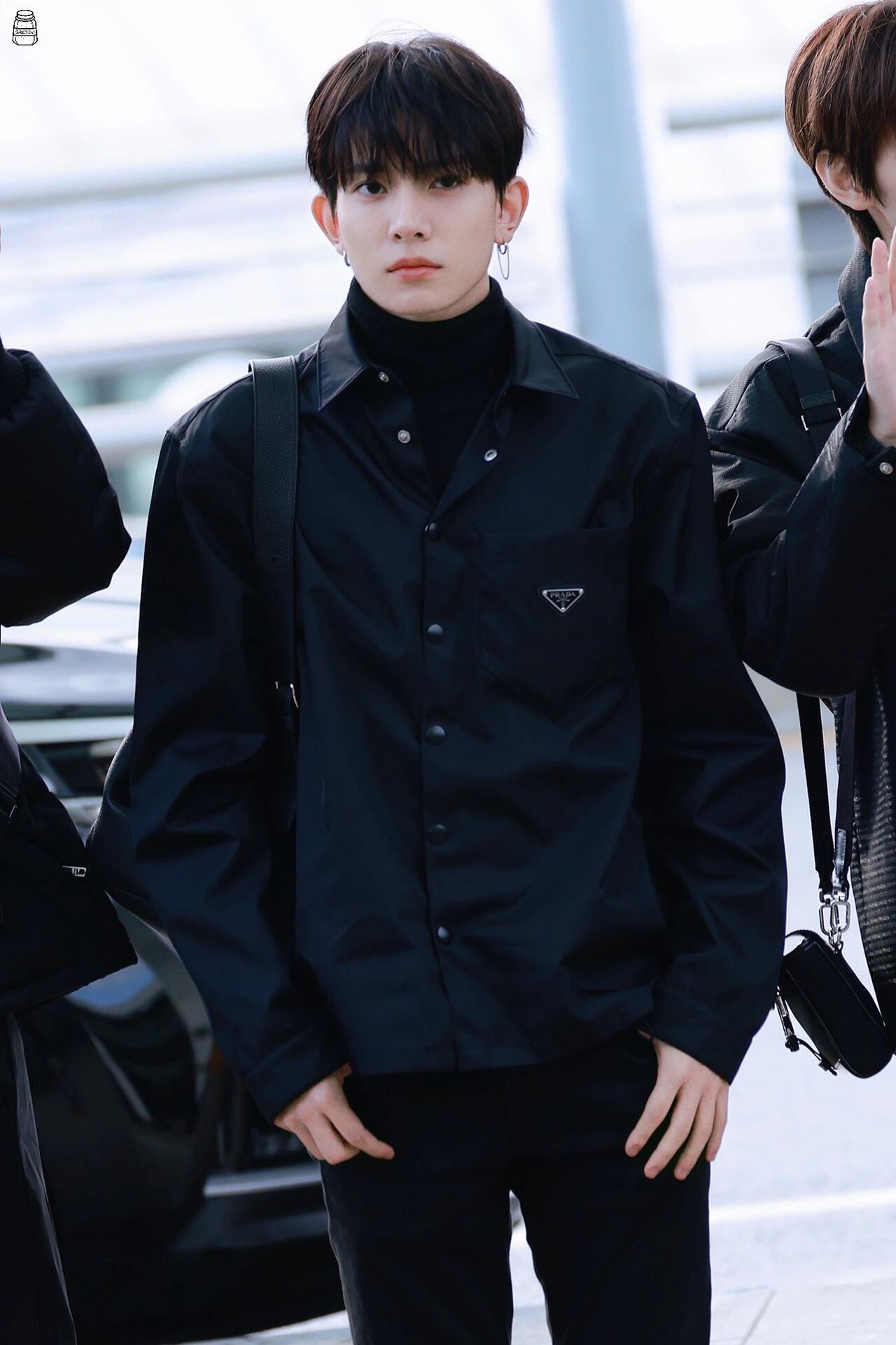 。Prada 三角标尼龙衬衫
定制再生尼龙料 触感如同末来科技 轻盈又坚韧 舒适贴肤 以纯粹之黑为底色 