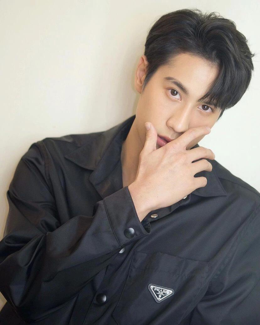 。Prada 三角标尼龙衬衫
定制再生尼龙料 触感如同末来科技 轻盈又坚韧 舒适贴肤 以纯粹之黑为底色 