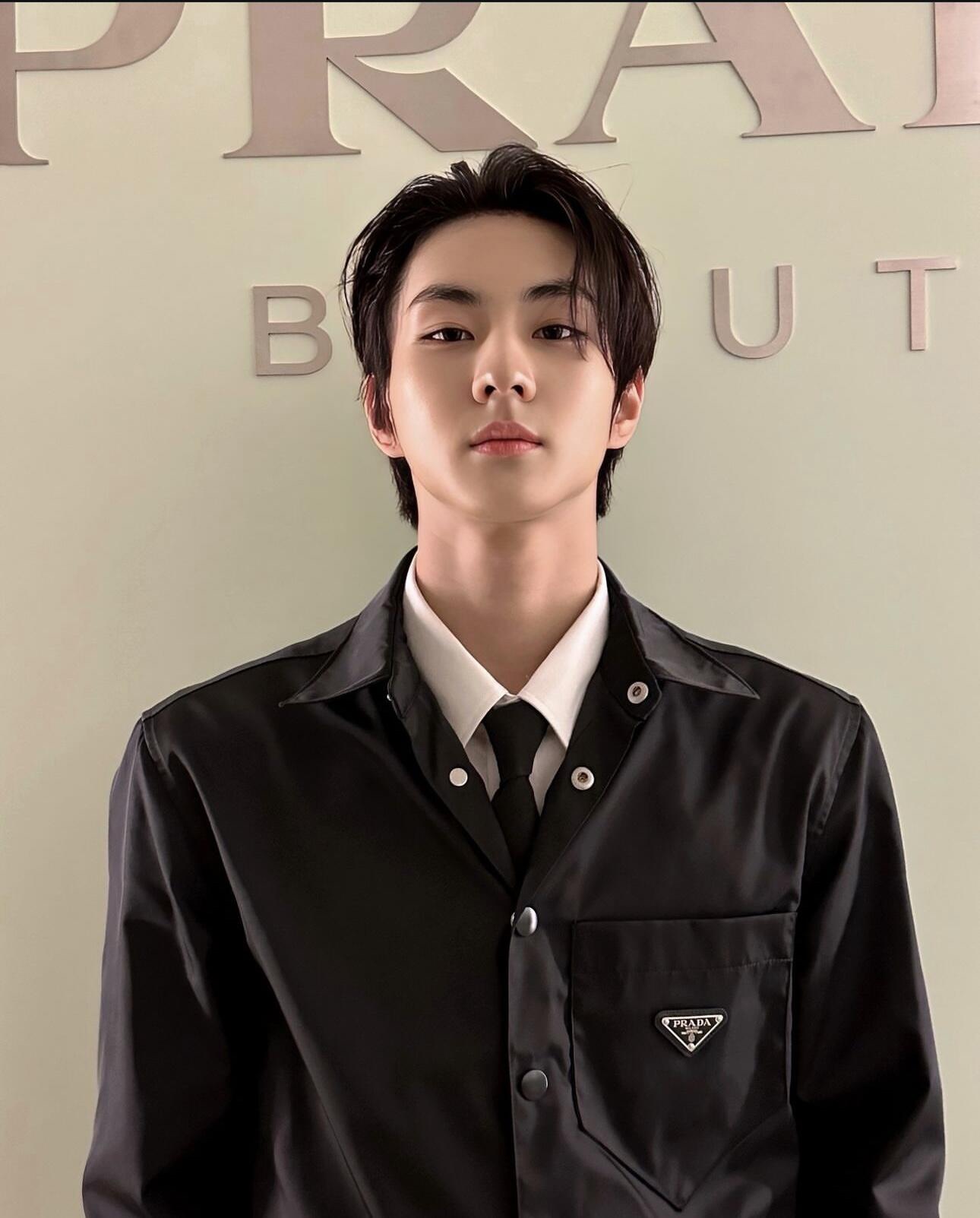 。Prada 三角标尼龙衬衫
定制再生尼龙料 触感如同末来科技 轻盈又坚韧 舒适贴肤 以纯粹之黑为底色 