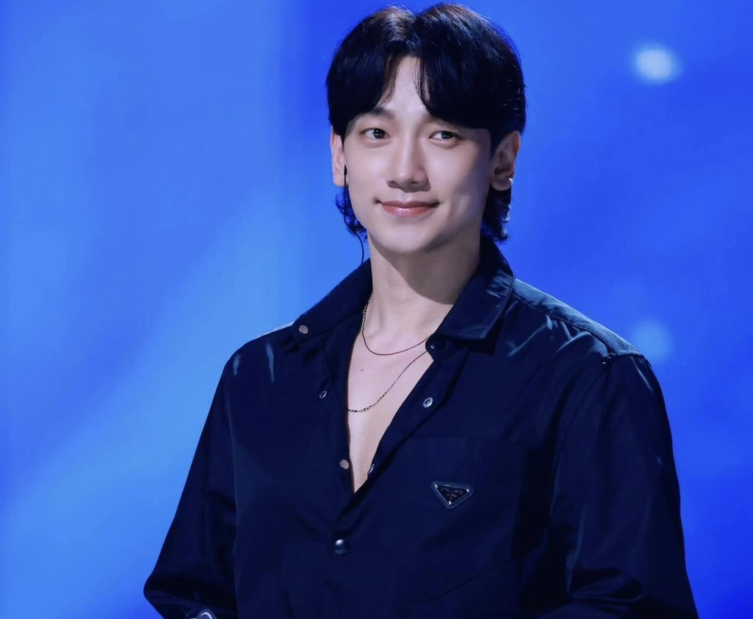 。Prada 三角标尼龙衬衫
定制再生尼龙料 触感如同末来科技 轻盈又坚韧 舒适贴肤 以纯粹之黑为底色 