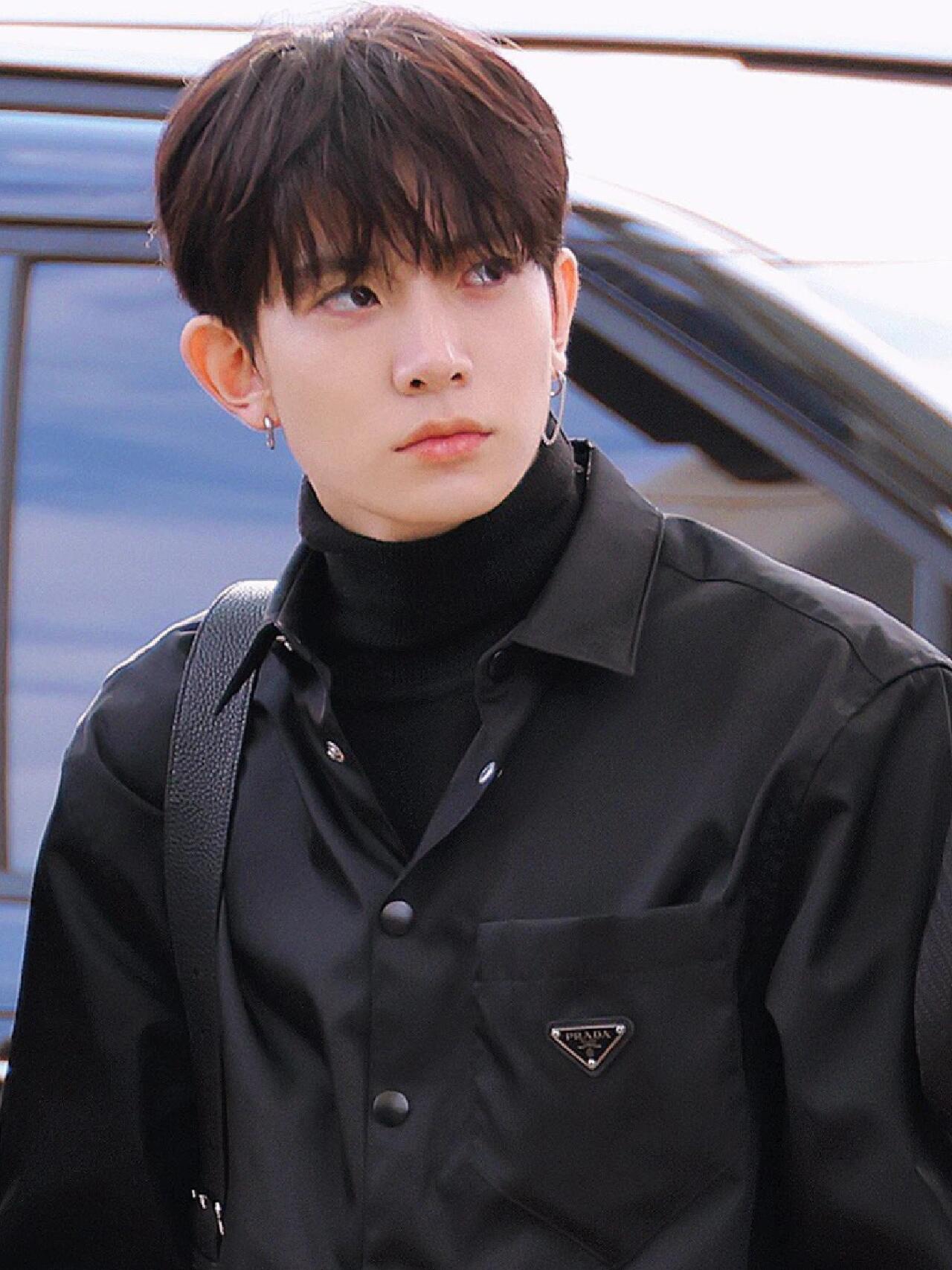 。Prada 三角标尼龙衬衫
定制再生尼龙料 触感如同末来科技 轻盈又坚韧 舒适贴肤 以纯粹之黑为底色 