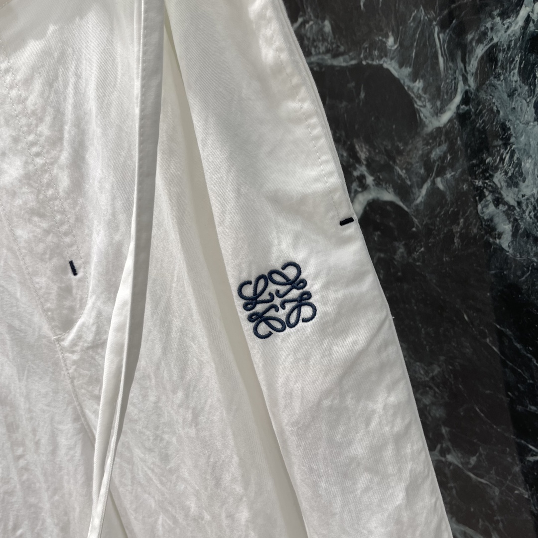 
罗意威 25早秋新款 抽绳阔腿长裤 对称分布的腰间两侧皮扣系带调节松紧装点 口袋标志性刺绣字母徽标 品