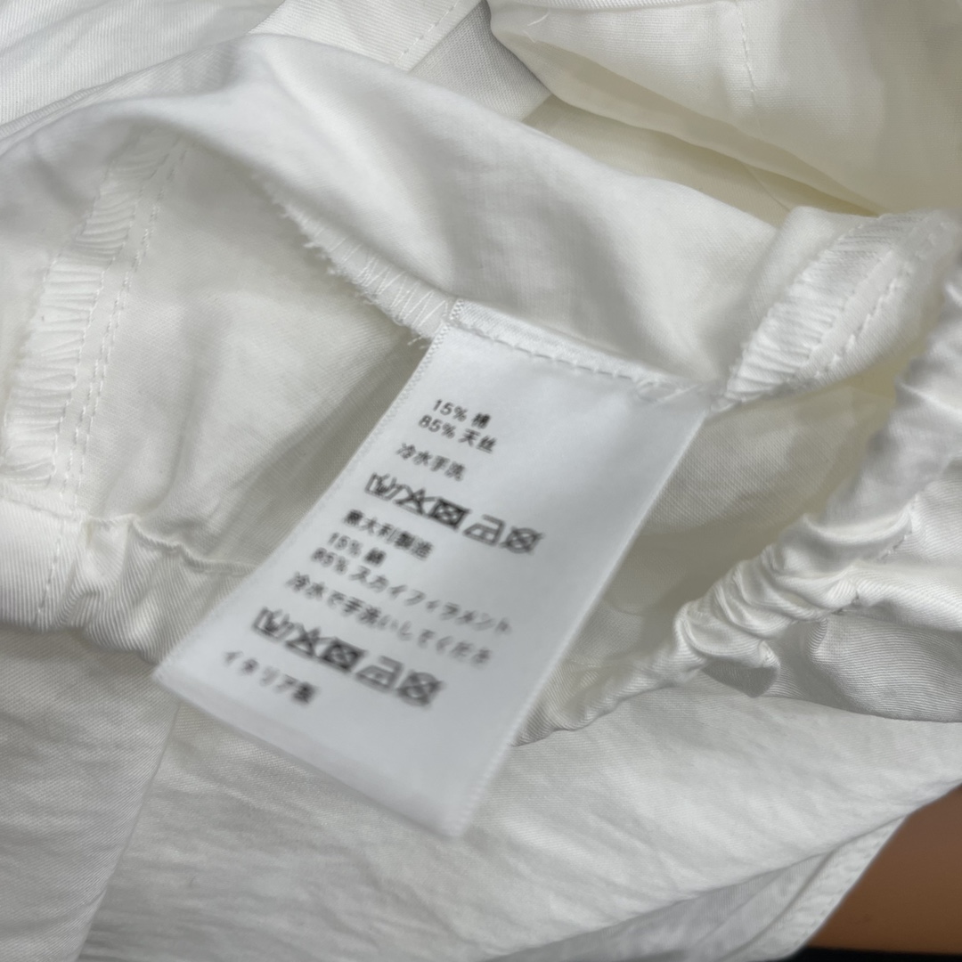 
罗意威 25早秋新款 抽绳阔腿长裤 对称分布的腰间两侧皮扣系带调节松紧装点 口袋标志性刺绣字母徽标 品
