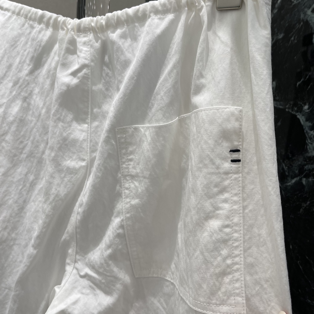 
罗意威 25早秋新款 抽绳阔腿长裤 对称分布的腰间两侧皮扣系带调节松紧装点 口袋标志性刺绣字母徽标 品