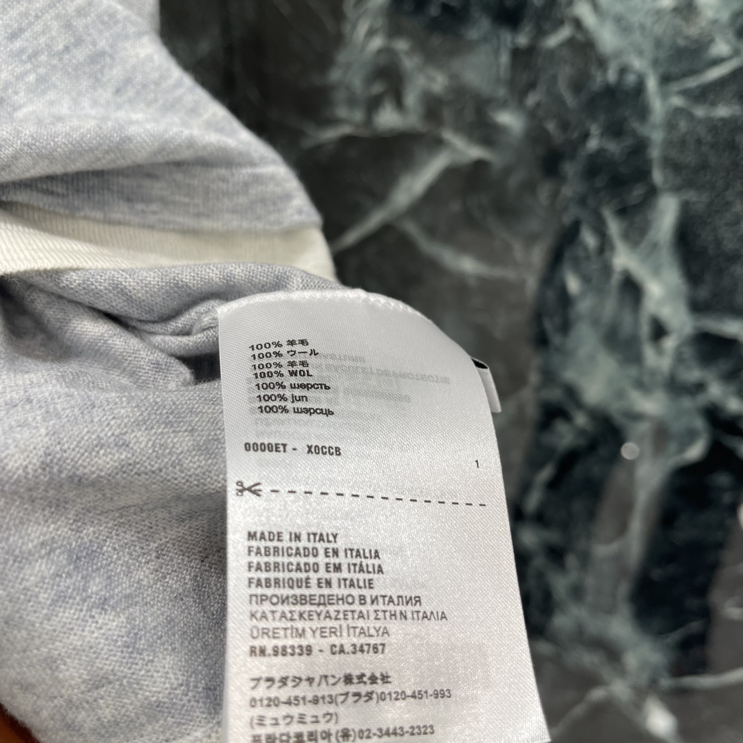 
Miu 25早秋新款 撞色假两件针织背心 针织假两件背心版型内里于领口袖口衣摆露出与内里形成颜色碰撞设
