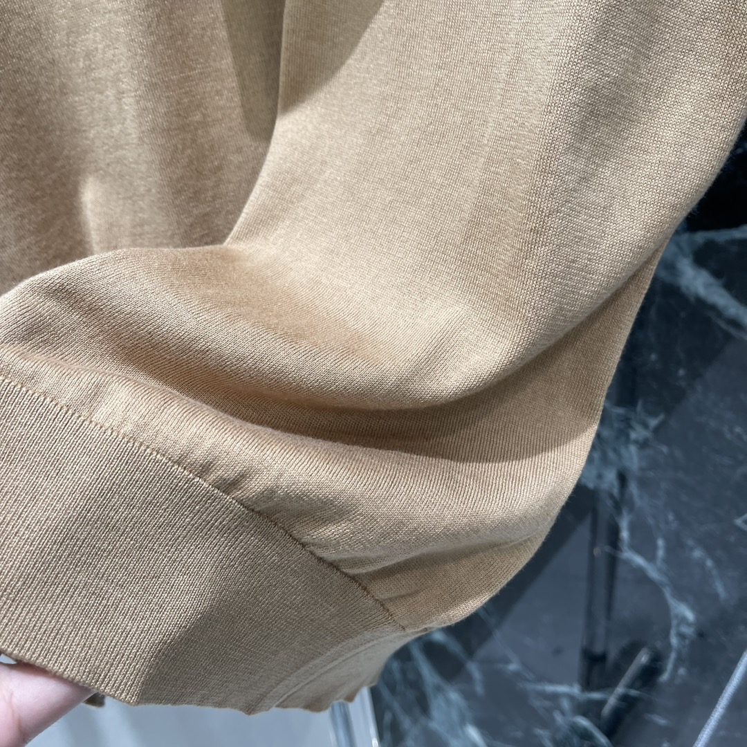 
G家 25早秋新款 圆领针织短袖  胸前字母作设计亮点让简单的基础款式秒变时尚单品彰显高级格调 版型上