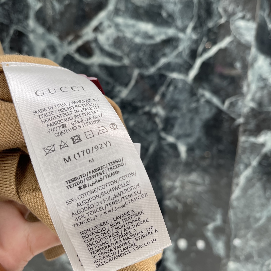 
G家 25早秋新款 圆领针织短袖  胸前字母作设计亮点让简单的基础款式秒变时尚单品彰显高级格调 版型上