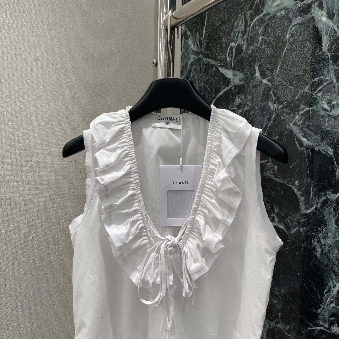 
小香25早秋新款 暗纹无袖衬衫 开发暗纹logo面料质感超级赞	木耳荷叶花边 设计气质高级又时髦一如既