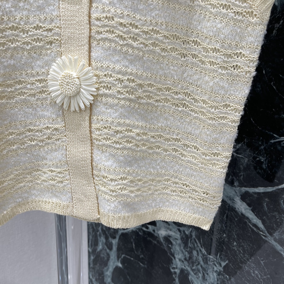 
小香25早秋新款 针织背心 小菊花花朵装饰 与整件衣服配色形成了完美搭配 胸前双C五金配件 彰显品牌格