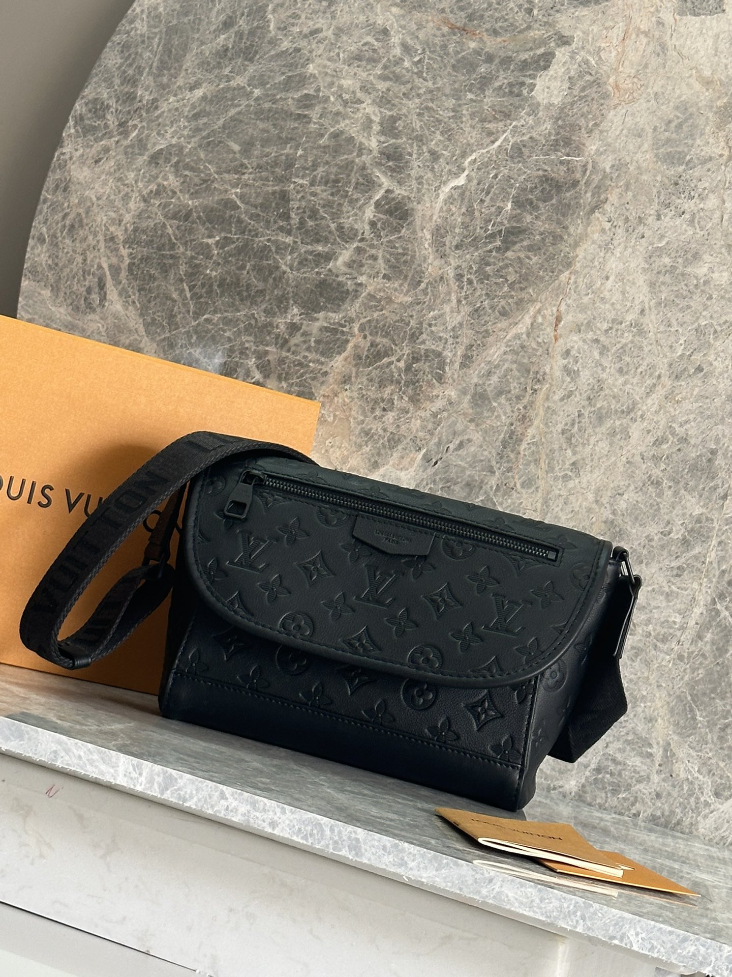 NO:386324,Top original sheet【Pulse Messenger】 m14874 Black Embossed Monogram Shadow Hx Embossed Calfskin and Black Hardware brings elegance to the sporty Pulse Messenger bag. Its unique design features a zippered outer bag on the flip cover and a second zipper pocket on the bottom of the flip cover. The textile strap is easy to adjust and is suitable for shoulder or crossbody. Size 26.6 x 17 x 11 cm, LV【Top Original sheet】, louis vuitton, cowhide19860909顶级原单【Pulse Messenger】 m14874 黑色 压花 Monogram Shadow Hx压花小牛皮和黑色五金件为运动型的Pulse Messenger包带来了精致.它独特的设计特点是翻盖上有一个拉链外袋,翻盖底面还有第二个拉链口袋.纺织表带易于调整,适合肩背或斜挎. 尺寸26.6 x 17 x 11厘米,LV【顶级原单】,louis vuitton,cowhide,Bag