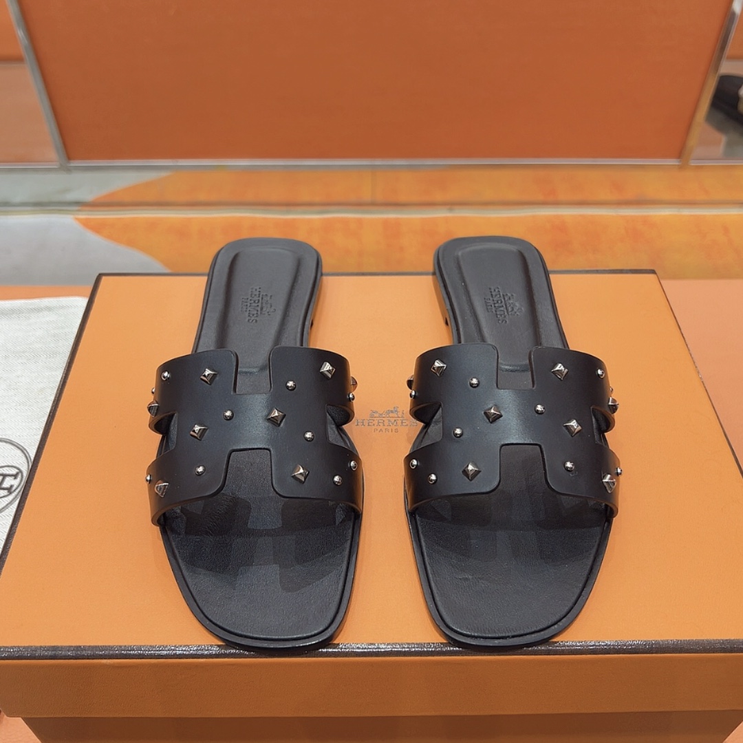 NO:414803,The latest original outsole of the official website brand HERMES official website latest color system code number 35-40 full size (34 41 42 custom made without return or replacement) upper material is purely imported from Italy Epsom leather sole material is zero crack genuine leather mid-to-sole fully dyed HERMES purely imported from Italy Epsom leather Oran sandals Latest color matching, more comfortable on the feet, H has historical representative works, eternal classic H sandals, both at home and travel, this shoe is the finishing touch of your wardrobe, with super high appearance on the feet, slippers, hermes, sandals, slippers19860909官网最新原产大底 品牌HERMES官网最新色系 码数35-40全码(34 41 42定做不退不换) 鞋面材质纯进口意大利 Epsom皮 鞋底材质零裂缝真皮中大底全透染 HERMES 纯进口意大利 Epsom皮 Oran凉鞋 最新配色,上脚更舒适,H有历史代表作品,永恒经典款H凉拖,居家出行两不误,此鞋款是您衣柜的点睛之笔,上脚颜值超高,拖鞋,hermes,sandals,slippers,Women's Shoes