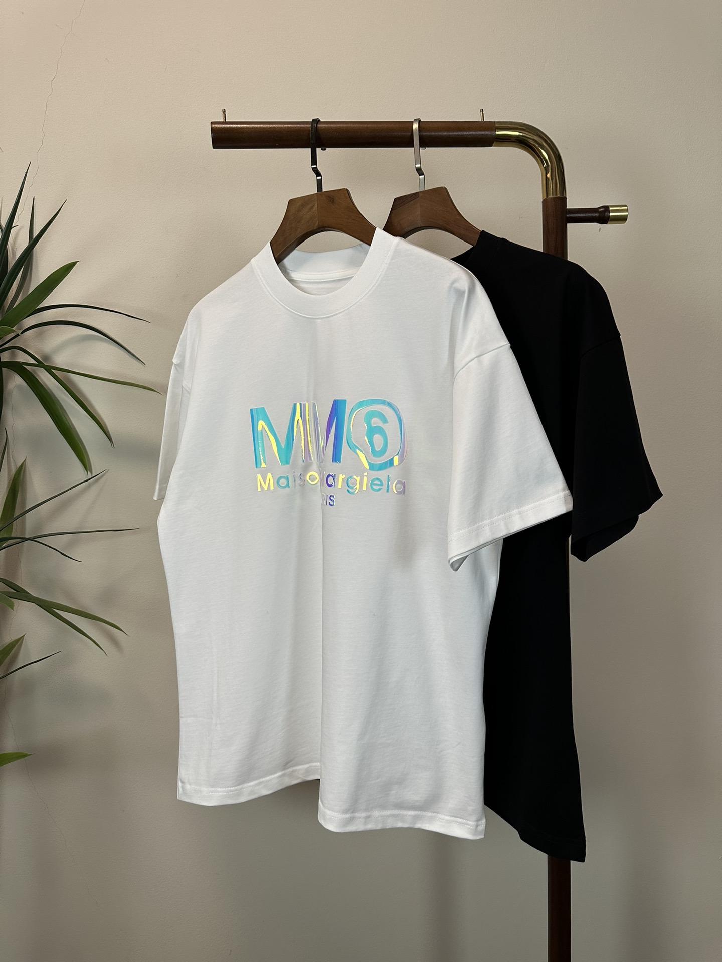 NO:426718,Majira 2025 new round neck short-sleeved T-shirt high-end version!  Customized fabrics for counters are breathable and comfortable, with impeccable details, and the brand element design concept reflects high quality. The feel is delicate and soft!  It is casually cut, with a great upper body style!  Code number M-3XL, Masion Margiela, T-shirt,tees, t-shirt,alexander wang19860909马吉拉 2025新款 圆领 短袖 T恤 高端版本！专柜定制面料 透气舒适度高,细节无可挑剔,品牌元素设计理念,体现高品质.手感细腻柔软！呈现休闲裁剪,上身版型超赞！ 码数M-3XL,,masion margiela,T-shirt,tees，t-shirt,alexander wang,Men's clothing