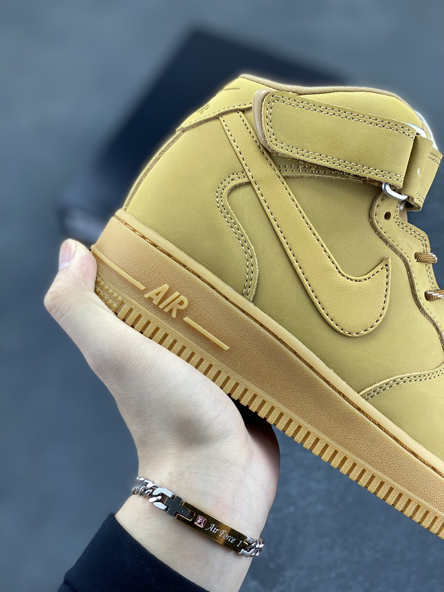 图片[6]-福利特价 Nike Air Force 1\’07 中帮小麦 空军一号休闲运动板鞋 原楦头原纸板 打造纯正空军版型#专注外贸渠道 全掌内置蜂窝气垫 #原盒配件 原厂中底钢印、拉帮完美 货号：DJ9158-200 尺码：36 36.5 37.5 38 38.5 39 40 40.5 41 42 42.5 43 44 44.5 45-选品中心