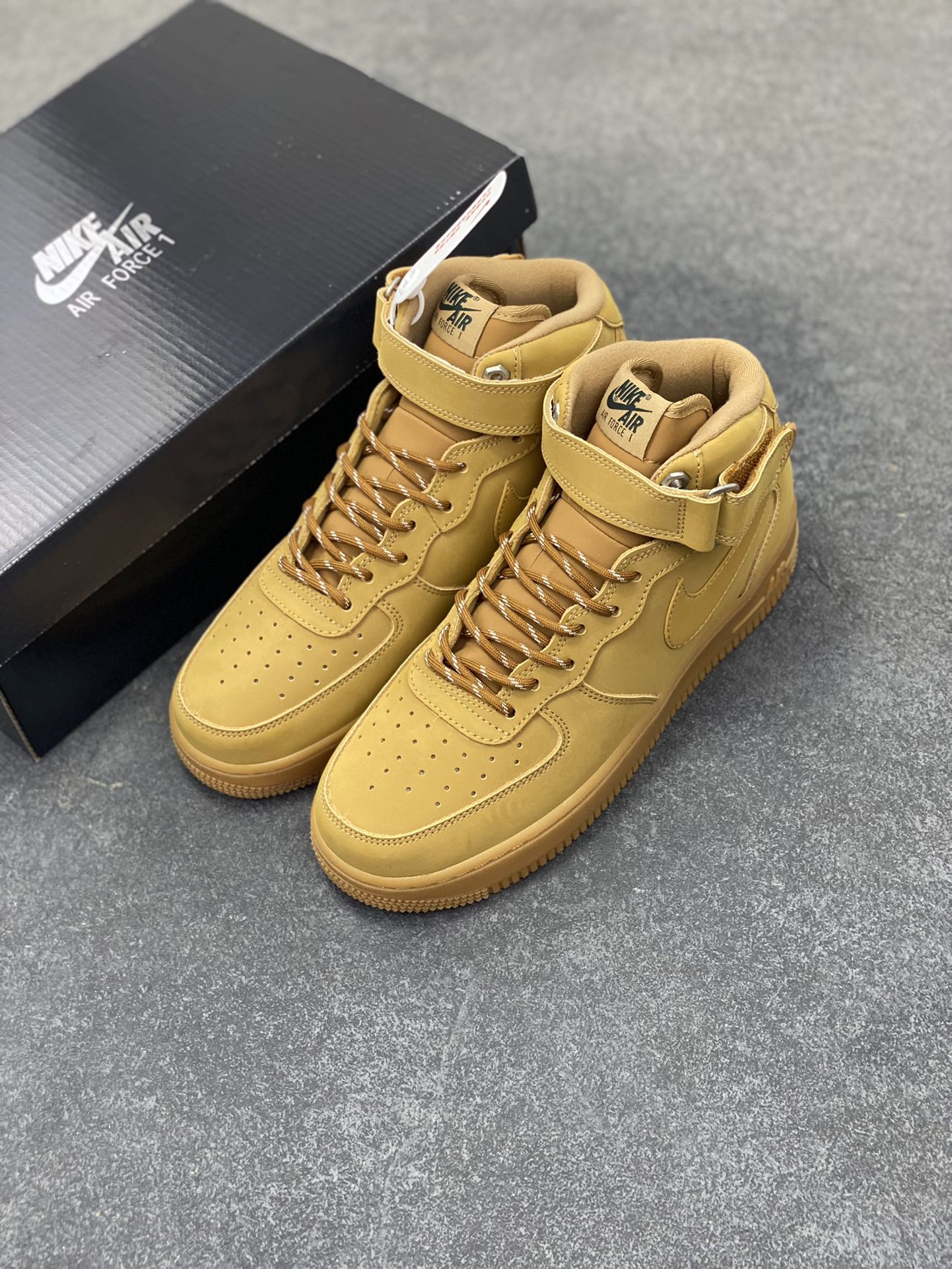 图片[8]-福利特价 Nike Air Force 1\’07 中帮小麦 空军一号休闲运动板鞋 原楦头原纸板 打造纯正空军版型#专注外贸渠道 全掌内置蜂窝气垫 #原盒配件 原厂中底钢印、拉帮完美 货号：DJ9158-200 尺码：36 36.5 37.5 38 38.5 39 40 40.5 41 42 42.5 43 44 44.5 45-选品中心