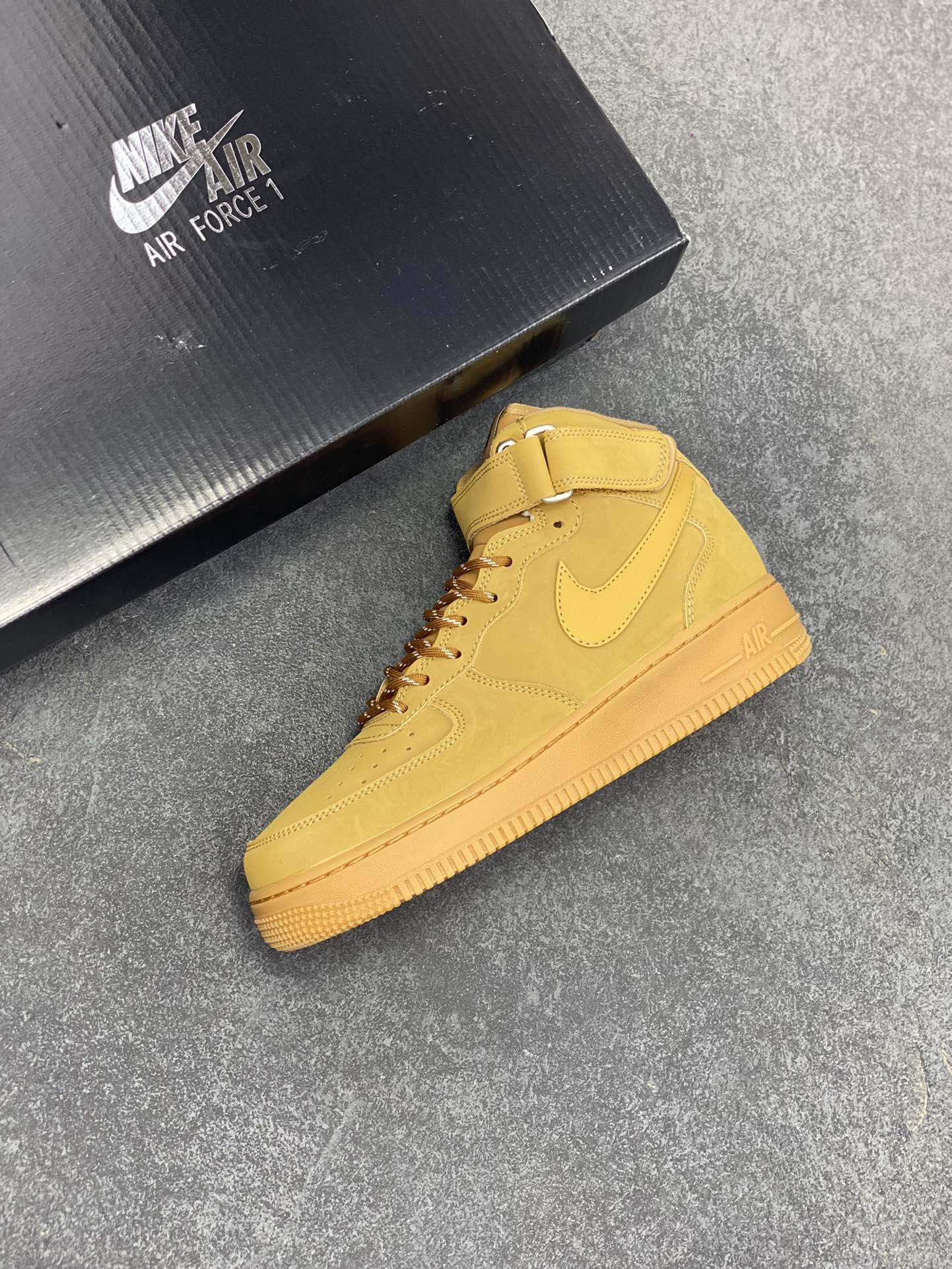 图片[7]-福利特价 Nike Air Force 1\’07 中帮小麦 空军一号休闲运动板鞋 原楦头原纸板 打造纯正空军版型#专注外贸渠道 全掌内置蜂窝气垫 #原盒配件 原厂中底钢印、拉帮完美 货号：DJ9158-200 尺码：36 36.5 37.5 38 38.5 39 40 40.5 41 42 42.5 43 44 44.5 45-选品中心