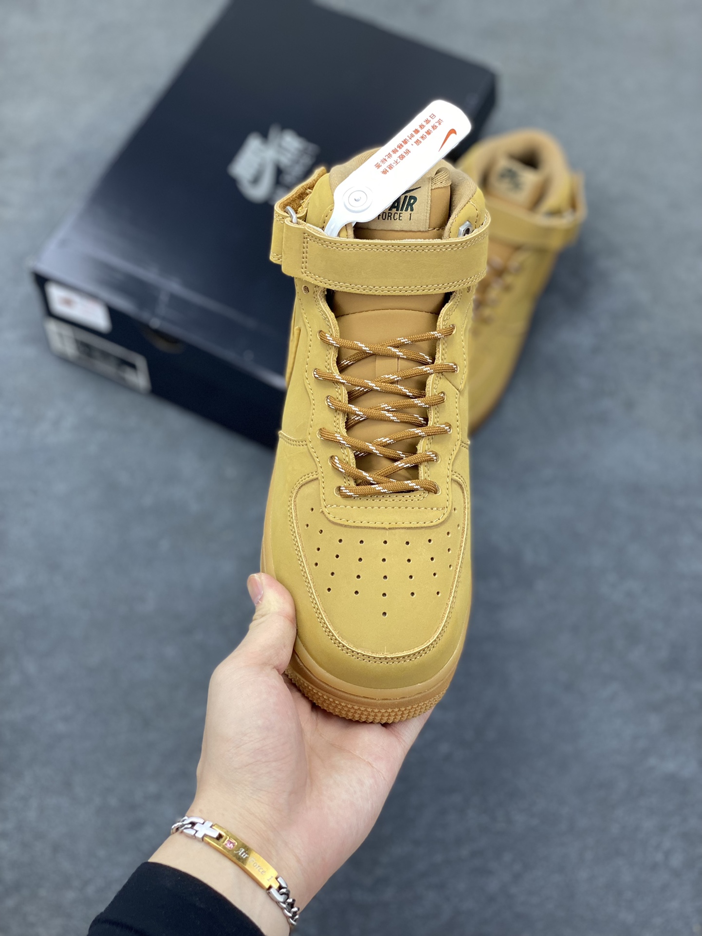 图片[2]-福利特价 Nike Air Force 1\’07 中帮小麦 空军一号休闲运动板鞋 原楦头原纸板 打造纯正空军版型#专注外贸渠道 全掌内置蜂窝气垫 #原盒配件 原厂中底钢印、拉帮完美 货号：DJ9158-200 尺码：36 36.5 37.5 38 38.5 39 40 40.5 41 42 42.5 43 44 44.5 45-选品中心