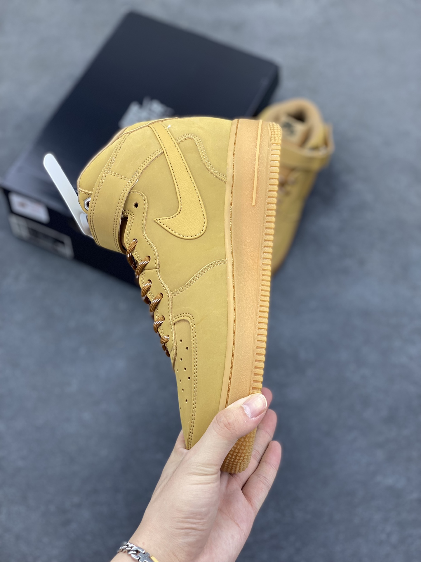 图片[3]-福利特价 Nike Air Force 1\’07 中帮小麦 空军一号休闲运动板鞋 原楦头原纸板 打造纯正空军版型#专注外贸渠道 全掌内置蜂窝气垫 #原盒配件 原厂中底钢印、拉帮完美 货号：DJ9158-200 尺码：36 36.5 37.5 38 38.5 39 40 40.5 41 42 42.5 43 44 44.5 45-选品中心