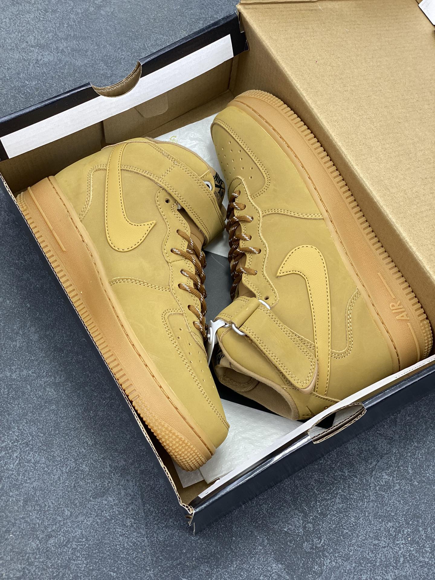 图片[9]-福利特价 Nike Air Force 1\’07 中帮小麦 空军一号休闲运动板鞋 原楦头原纸板 打造纯正空军版型#专注外贸渠道 全掌内置蜂窝气垫 #原盒配件 原厂中底钢印、拉帮完美 货号：DJ9158-200 尺码：36 36.5 37.5 38 38.5 39 40 40.5 41 42 42.5 43 44 44.5 45-选品中心