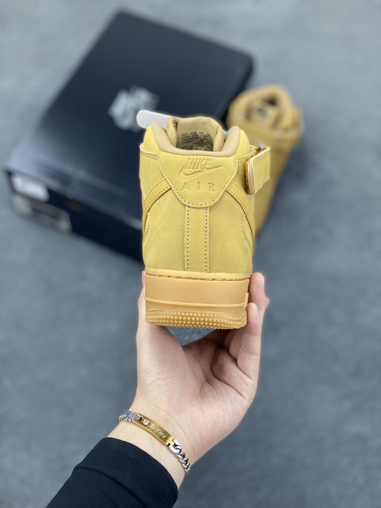 图片[4]-福利特价 Nike Air Force 1\’07 中帮小麦 空军一号休闲运动板鞋 原楦头原纸板 打造纯正空军版型#专注外贸渠道 全掌内置蜂窝气垫 #原盒配件 原厂中底钢印、拉帮完美 货号：DJ9158-200 尺码：36 36.5 37.5 38 38.5 39 40 40.5 41 42 42.5 43 44 44.5 45-选品中心