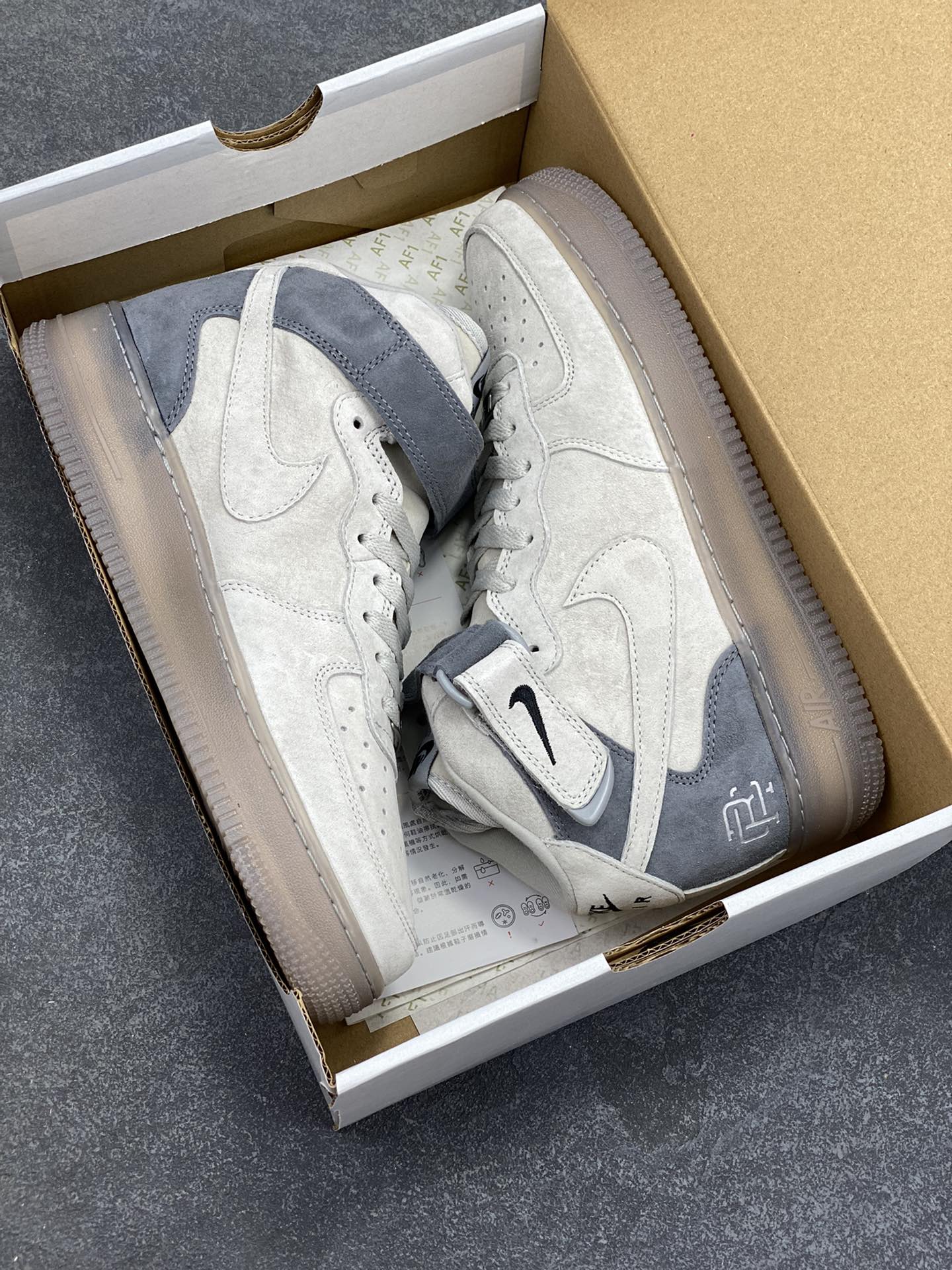 图片[9]-福利特价 Air Force 1 MID x Reigning Champ 卫冕冠军水晶底黑勾联名款 空军中邦原楦头原纸板 打造纯正空军版型专注外贸渠道 全掌内置蜂窝气垫 #原盒配件 原厂中底钢印、拉帮完美 货号：807618-200 尺码：36 36.5 37.5 38 38.5 39 40 40.5 41 42 42.5 43 44 44.5 45-选品中心